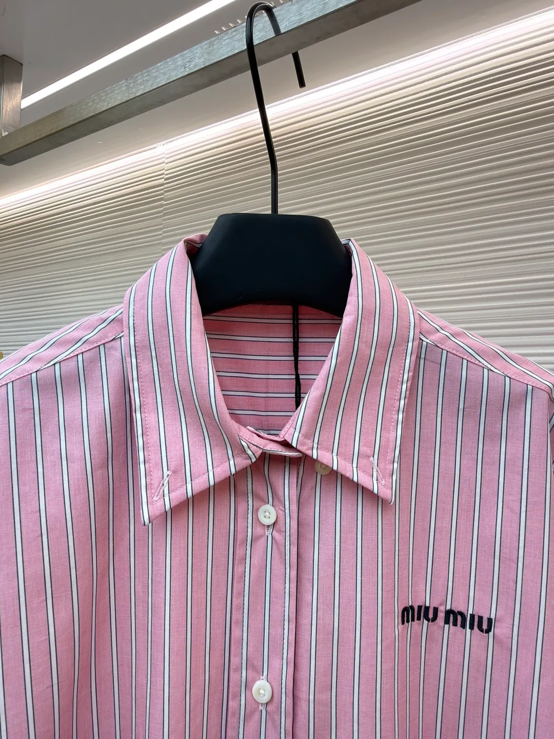 MIU MIU logo pink plaid shirt ●Item number: 1682468-B10 ●Material: pink mist harp pattern shirt fabric ●Technology: infrared positioning cutting machine ●Color: pink ●Version: loose fit ●Weight: about 255 grams ●Size: 36-38-40-42 ●Description: Customized pink mist harp pattern shirt material, rich texture, full color, comfortable and skin-friendly, stunning appearance with a touch of fresh matte powder The stripes are reconstructed using the proportions of harp strings, making every thread a visual note. The iconic Miu Miu embroidery is embellished on the chest, highlighting the brand's identity symbol. Every inch of detail sets off a carefully designed sense of luxury, breaking the rules but making the rules more beautiful. Adopt imported machine embroidery technology, use advanced computer control systems and precision mechanical components to achieve Miu Miu logo embroidery operations with high precision. The lines are smooth and delicate. The infrared positioning cutting bed uses infrared transmitters and infrared receivers to achieve precise positioning of materials. The accuracy can reach the micron level, thereby meeting the effect of high-precision cutting of alignment strips. The use of side-turning and embedded stitching stitching technology can provide high-quality stitching results that are smooth and neat. The overall wiring is straight and delicate, the fabric is comfortable and soft, and the color is consistent without color difference. It can be matched with the same style to create a fashionable look and control various occasions. Customized accessories, complete with three standards, same style for men and women!