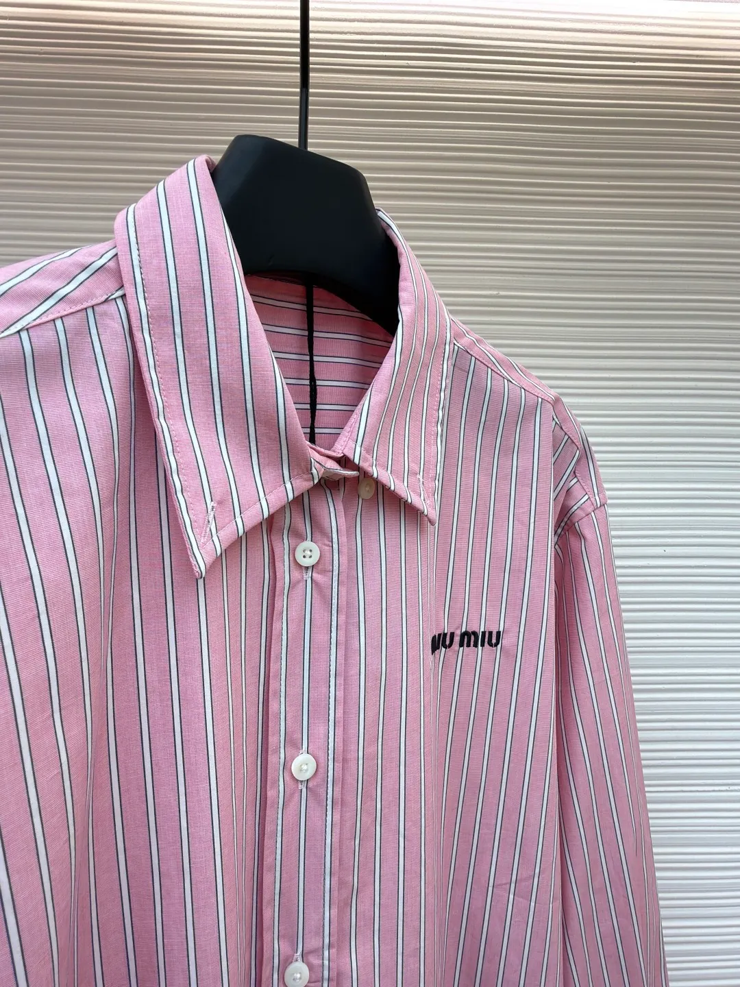 MIU MIU logo pink plaid shirt ●Item number: 1682468-B10 ●Material: pink mist harp pattern shirt fabric ●Technology: infrared positioning cutting machine ●Color: pink ●Version: loose fit ●Weight: about 255 grams ●Size: 36-38-40-42 ●Description: Customized pink mist harp pattern shirt material, rich texture, full color, comfortable and skin-friendly, stunning appearance with a touch of fresh matte powder The stripes are reconstructed using the proportions of harp strings, making every thread a visual note. The iconic Miu Miu embroidery is embellished on the chest, highlighting the brand's identity symbol. Every inch of detail sets off a carefully designed sense of luxury, breaking the rules but making the rules more beautiful. Adopt imported machine embroidery technology, use advanced computer control systems and precision mechanical components to achieve Miu Miu logo embroidery operations with high precision. The lines are smooth and delicate. The infrared positioning cutting bed uses infrared transmitters and infrared receivers to achieve precise positioning of materials. The accuracy can reach the micron level, thereby meeting the effect of high-precision cutting of alignment strips. The use of side-turning and embedded stitching stitching technology can provide high-quality stitching results that are smooth and neat. The overall wiring is straight and delicate, the fabric is comfortable and soft, and the color is consistent without color difference. It can be matched with the same style to create a fashionable look and control various occasions. Customized accessories, complete with three standards, same style for men and women!