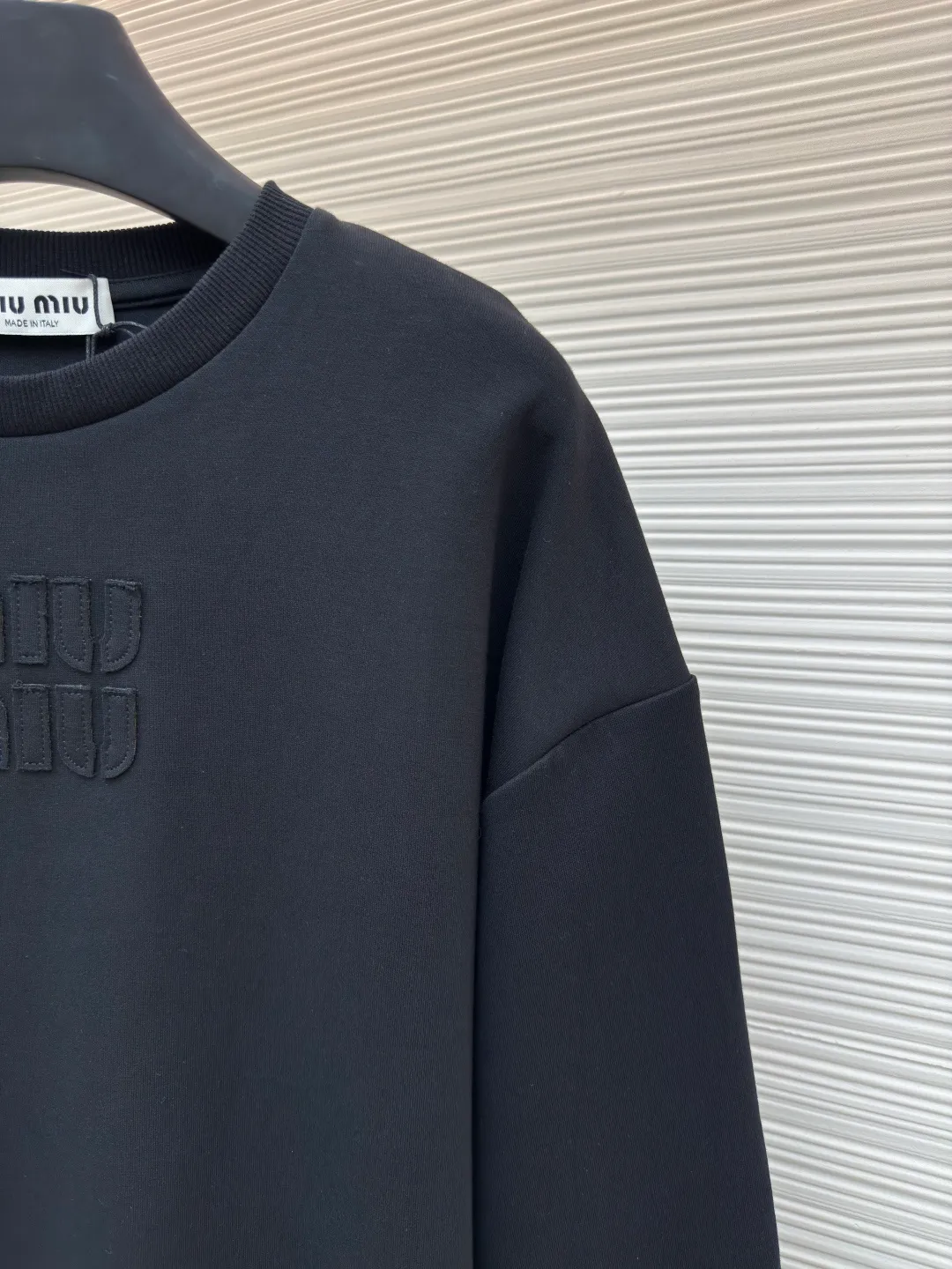 MIU MIU embroidered burnt logo long sleeves ●Authentic product: Purchased and developed at 7400 ●Item number: 1680466-A10 ●Fabric: pure cotton fabric ●Technology: laser cutting ●Version: loose fit ●Weight: about 495 grams ●Size: S-M-L-XL ●Description: Made of 320 grams of trendy brand double-sided, expanded with 2*2 double yarn threads, the MiuMiu cloth label is laser cut, and the manual hand sticker is laser positioned. Embroidery is done after computer positioning. Expressing a maverick attitude, this relaxed cotton T-shirt features the signature tonal Miu Miu logo. Oversize lines convey a leisurely and comfortable femininity. The overall wiring is straight and delicate, the fabric is comfortable and soft, and the color is consistent without color difference. It can be matched with the same style to create a fashionable look and control various occasions. Customized accessories, complete with three standards, same style for men and women!