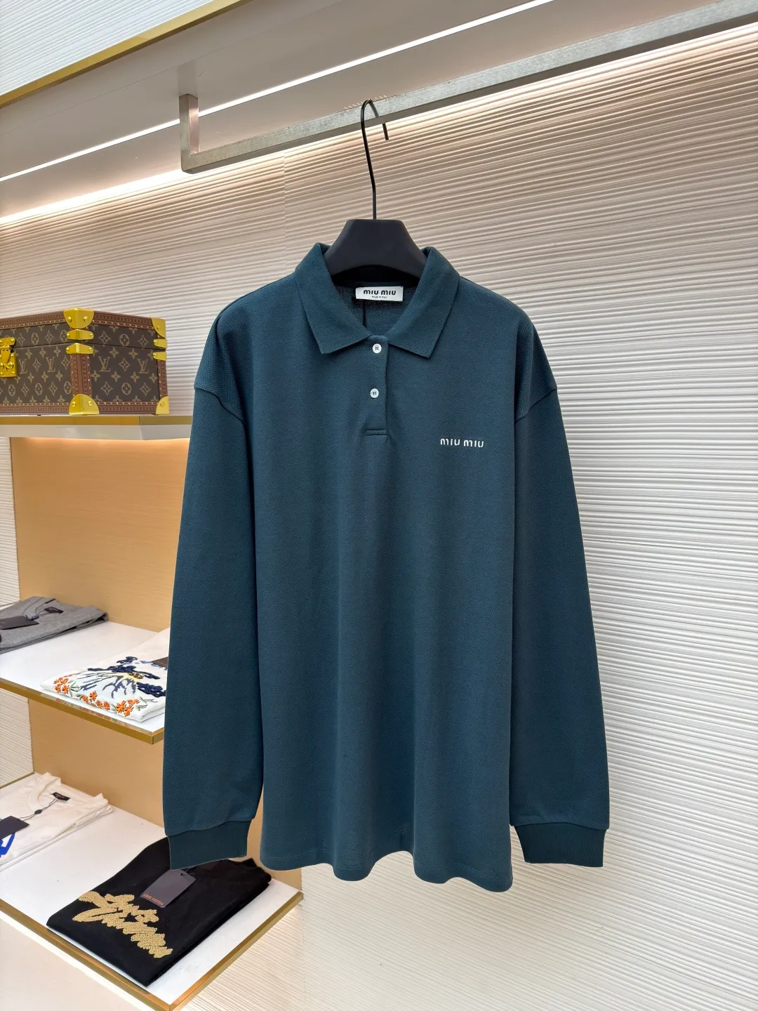 MIUMIU cotton pique POLO shirt ●Original version: purchased and developed at 6890 ●Item number: 1681423-A55 ●Fabric: pique cotton fabric ●Technology: embroidery production ●Color: dark green ●Version: Fitted version ●Weight: about 350 grams ●Size: S-M-L-XL ●Description: This POLO shirt is made of high-density pique cotton fabric, which feels crisp and has good breathability. The POLO collar design uses double-needle hemming + three-dimensional stitching technology to make the collar flat, stylish and fit the neck. The placket buttons are custom-made white pearl buttons, which create a delicate contrast with the dark green fabric. They are sewn with precise alignment for smooth opening and closing. The brand logo on the chest uses high-density embroidery technology, and the letter texture is clear and closely fits the fabric. The cuffs are made of ribbed knitting, which fits the wrist tightly and has excellent elasticity. The overall cut is a loose shoulder-drop version, and the multi-piece structural splicing ensures comfort and freedom when wearing. The length design takes into account both fashion and practicality. The fabric has been dyed through an environmentally friendly dyeing process. The dark green color is uniform and has high color fastness. It is a daily boutique that combines classic POLO styles with high-end embroidery technology. It has both elegant style and wearing comfort. The overall wiring is straight and delicate, the fabric is comfortable and soft, and the color is consistent without color difference. It can be matched with the same style to create a fashionable look and control various occasions. Customized accessories, complete with three standards, same style for men and women!