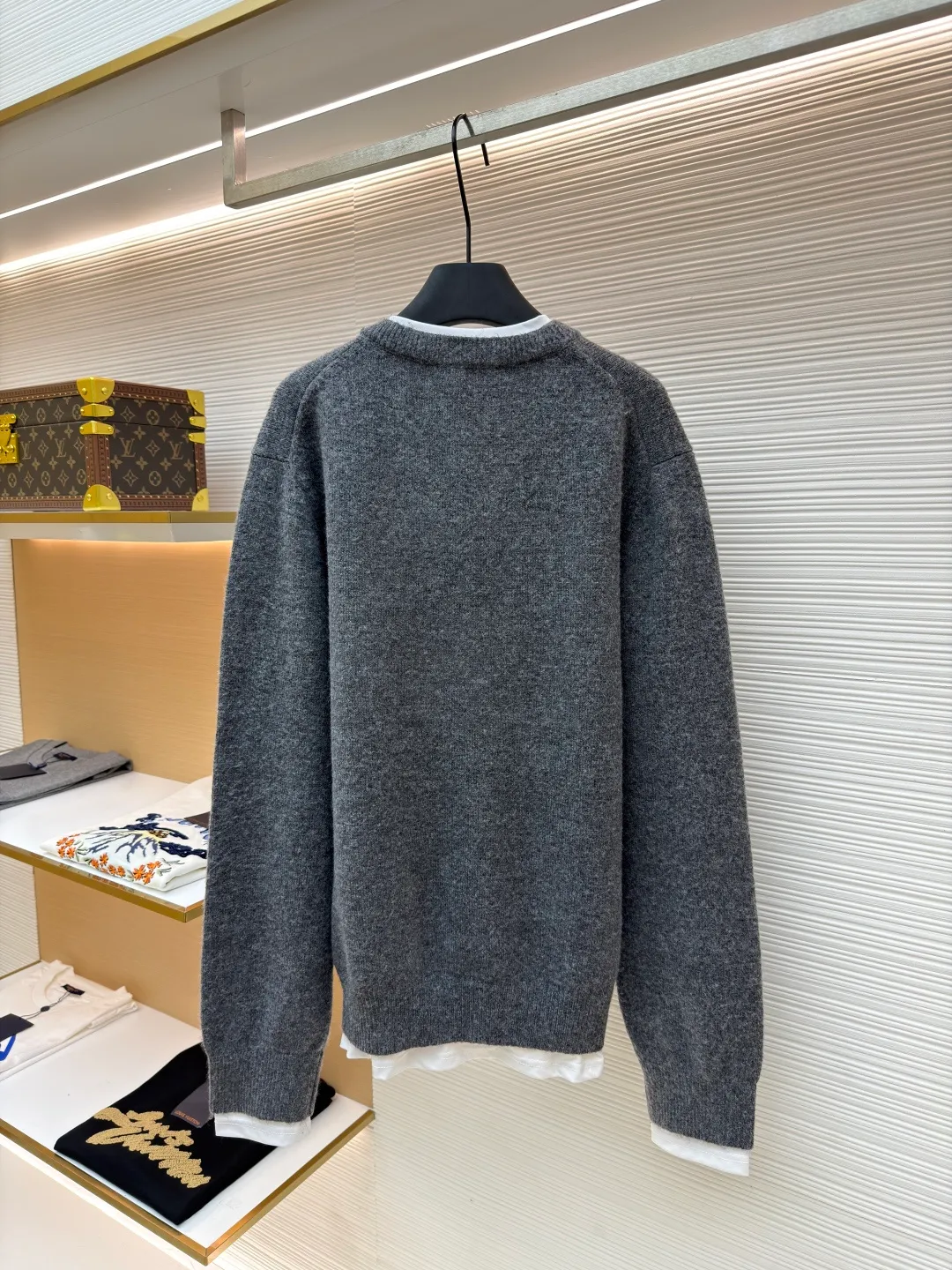 MIUMIU fake two-piece V-neck cashmere sweater ●Original version: purchased and developed in 20300 ●Item number: 1681164-A95 ●Fabric: cashmere fabric ●Technology: knitted ●Color: gray ●Version: fitted version ●Weight: about 625 grams ●Size: S-M-L-XL ●Description: Miu style logo and contrasting fake two pieces are gathered into one piece. The cuffs, collar and tail are spliced with pure cotton fabric to highlight the sense of layering. It is a personalized interpretation that interprets the sense of layering from a modern perspective to create a playful look and freedom. The overall wiring is straight and delicate, the fabric is comfortable and soft, and the color is consistent without color difference. It can be matched with the same style to create a fashionable look and control various occasions. Customized accessories, complete with three standards, same style for men and women!