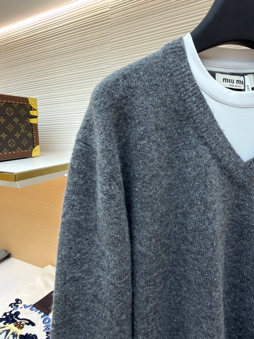 MIUMIU fake two-piece V-neck cashmere sweater ●Original version: purchased and developed in 20300 ●Item number: 1681164-A95 ●Fabric: cashmere fabric ●Technology: knitted ●Color: gray ●Version: fitted version ●Weight: about 625 grams ●Size: S-M-L-XL ●Description: Miu style logo and contrasting fake two pieces are gathered into one piece. The cuffs, collar and tail are spliced with pure cotton fabric to highlight the sense of layering. It is a personalized interpretation that interprets the sense of layering from a modern perspective to create a playful look and freedom. The overall wiring is straight and delicate, the fabric is comfortable and soft, and the color is consistent without color difference. It can be matched with the same style to create a fashionable look and control various occasions. Customized accessories, complete with three standards, same style for men and women!