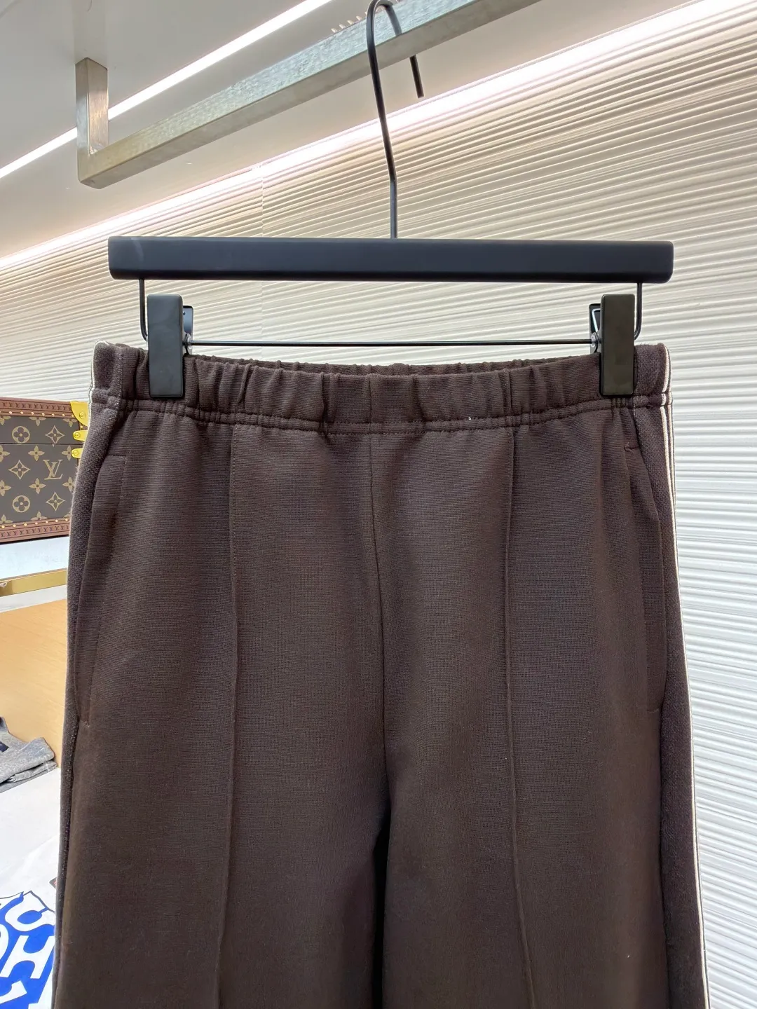 MIUMIU casual trousers with embroidered logo ●Original version: Purchased and developed in 20300 ●Item number: 1682176-B25 ●Fabric: mercerized wool fabric ●Technology: Laser burnt production ●Color: Brown ●Version: Fitted version ●Weight: about 745 grams ●Size: S-M-L-XL ●Description: Customized mercerized wool, delicate as silk, moist to the touch, with a touch of cocoa brown as the soul It is low-key but exudes endless charm. Every detail of the straight classic silhouette is outlined with simple and smooth lines. The iconic Miu Miu embroidered logo is embellished on the back waist. It is low-key and powerful. Striped elements are added to the side to play the melody of fashion and create a modern and nostalgic fashion style. Suit attendance has become the focus of fashion pioneers. Laser burning process is an advanced process that uses laser technology for logo engraving. It projects the laser onto the surface of the material and rapidly heats the material locally to melt to form the Miu Miu logo. It can precisely control the position and shape, using imported machine embroidery technology. It uses advanced computer control systems and precision mechanical components to realize the Miu Miu logo embroidery operation with high precision. The lines are smooth and delicate, and the fabrics have been sand washed. It has a better hand feel and texture. It is not easy to deform, not easy to shrink, not easy to fade, and maintains long-term beauty. The overall wiring is straight and delicate, the fabric is comfortable and soft, and the color is consistent without color difference. It can be matched with the same style to create a fashionable look and control various occasions. Customized accessories, complete with three standards, same style for men and women!