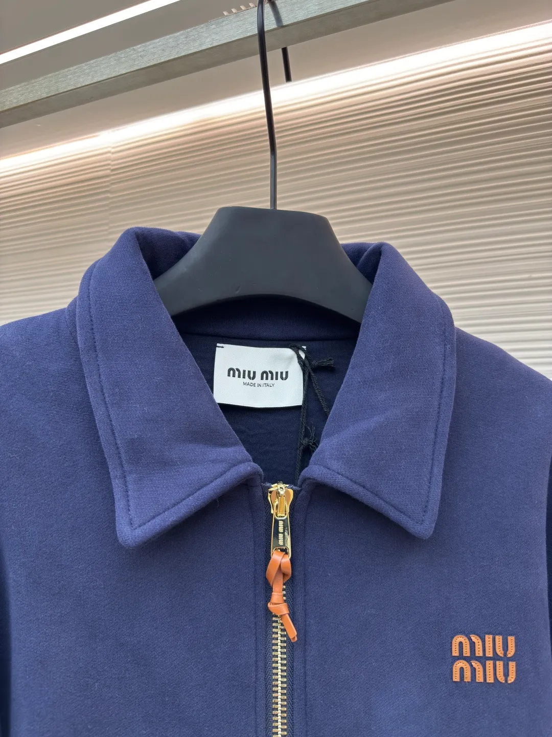 MIUMIU small leather label embroidered zipper jacket ●Authentic product: Purchased and developed for 25400 ●Item number: 1680570-B50 ●Fabric: terry fabric ●Technology: embroidery production ●Version: loose fit ●Weight: about 1340 grams ●Size: 36-38-40-42 ●Description: 380 grams terry cloth combined with 260 grams double yarn, the fabric reaches 700 grams after high-temperature lamination. The overall weight of the garment is close to 2 kilograms. The fabric pattern is very three-dimensional and the upper body is very comfortable. The thread adopts 2*2 yarn thread, and the high-weight thread is embedded with this cloth, which has a very high-end garment effect. The pull uses the original No. 5 pull head with European style pull teeth. The pull head is electroplated in gold and has Miu Miu's iconic logo on it. The overall wiring is straight and delicate, the fabric is comfortable and soft, and the color is consistent without color difference. It can be matched with the same style to create a fashionable look and control various occasions. Customized accessories, complete with three standards, same style for men and women!