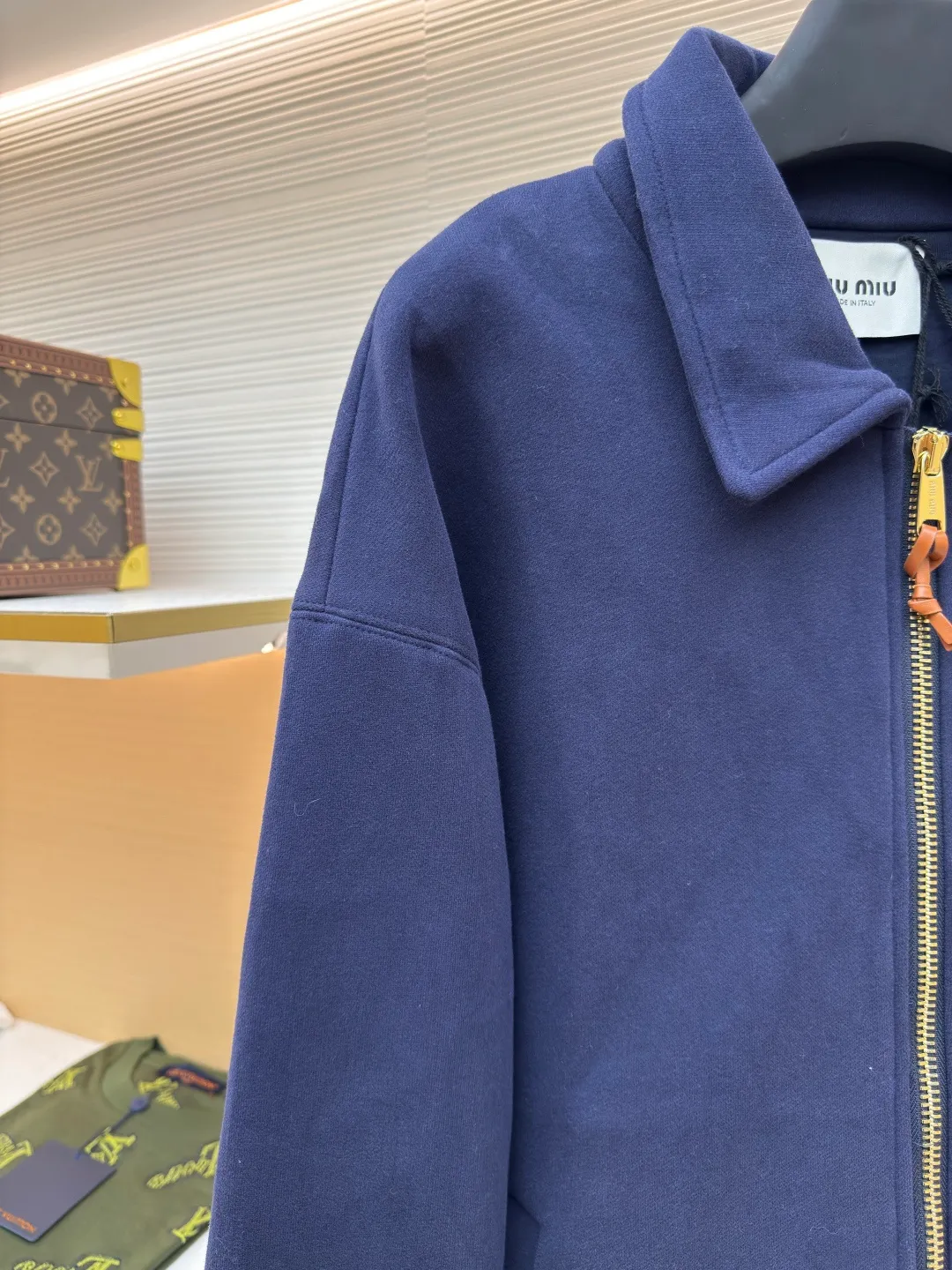 MIUMIU small leather label embroidered zipper jacket ●Authentic product: Purchased and developed for 25400 ●Item number: 1680570-B50 ●Fabric: terry fabric ●Technology: embroidery production ●Version: loose fit ●Weight: about 1340 grams ●Size: 36-38-40-42 ●Description: 380 grams terry cloth combined with 260 grams double yarn, the fabric reaches 700 grams after high-temperature lamination. The overall weight of the garment is close to 2 kilograms. The fabric pattern is very three-dimensional and the upper body is very comfortable. The thread adopts 2*2 yarn thread, and the high-weight thread is embedded with this cloth, which has a very high-end garment effect. The pull uses the original No. 5 pull head with European style pull teeth. The pull head is electroplated in gold and has Miu Miu's iconic logo on it. The overall wiring is straight and delicate, the fabric is comfortable and soft, and the color is consistent without color difference. It can be matched with the same style to create a fashionable look and control various occasions. Customized accessories, complete with three standards, same style for men and women!