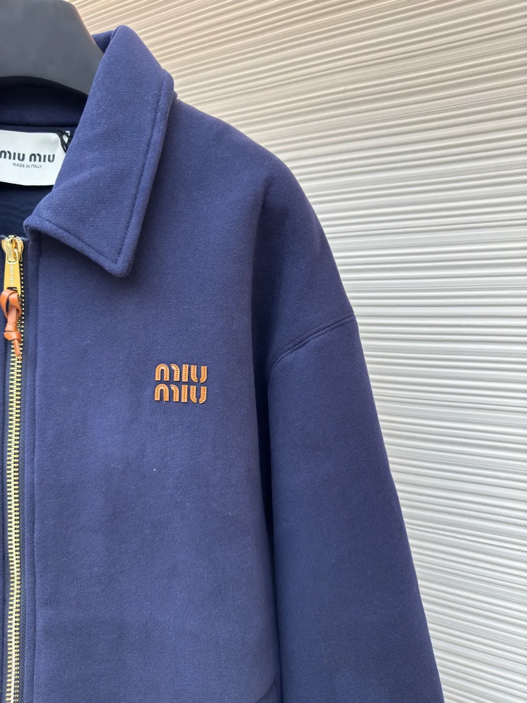 MIUMIU small leather label embroidered zipper jacket ●Authentic product: Purchased and developed for 25400 ●Item number: 1680570-B50 ●Fabric: terry fabric ●Technology: embroidery production ●Version: loose fit ●Weight: about 1340 grams ●Size: 36-38-40-42 ●Description: 380 grams terry cloth combined with 260 grams double yarn, the fabric reaches 700 grams after high-temperature lamination. The overall weight of the garment is close to 2 kilograms. The fabric pattern is very three-dimensional and the upper body is very comfortable. The thread adopts 2*2 yarn thread, and the high-weight thread is embedded with this cloth, which has a very high-end garment effect. The pull uses the original No. 5 pull head with European style pull teeth. The pull head is electroplated in gold and has Miu Miu's iconic logo on it. The overall wiring is straight and delicate, the fabric is comfortable and soft, and the color is consistent without color difference. It can be matched with the same style to create a fashionable look and control various occasions. Customized accessories, complete with three standards, same style for men and women!