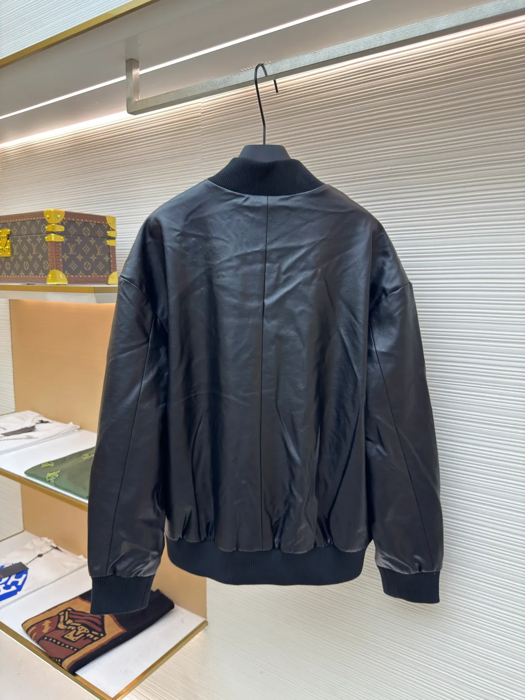 MIUMIU logo leather jacket ●Original version: Purchased and developed by 38266 ●Item number: 1680792-B90 ●Material: calfskin fabric ●Technology: Positioned cutting machine ●Version: fitted version ●Weight: about 930 grams ●Size: 46-48-50-52 ●Description: Calfskin is the top variety of cowhide, with fine and even pores, smooth, elastic and tough surface. It is often used to make high-end leather goods and luxury goods. It feels soft and has excellent texture. It is soft to the touch and shiny, showing a high-quality texture. The loose fit leaves room for movement on the upper body and is comfortable to wear without being tight. Suitable for a variety of body types, especially those who prefer a casual, effortless style. Comfortable to wear: Regular fit design, suitable for a variety of body shapes, comfortable to wear without any restriction. Embossed letter logo: MIUMIU's iconic embossed letter logo not only enhances brand recognition, but also adds a sense of fashion to the entire leather jacket. The overall wiring is straight and delicate, the fabric is comfortable and soft, and the color is consistent without color difference. It can be matched with the same style to create a fashionable look and control various occasions. Customized accessories, complete with three standards, same style for men and women!