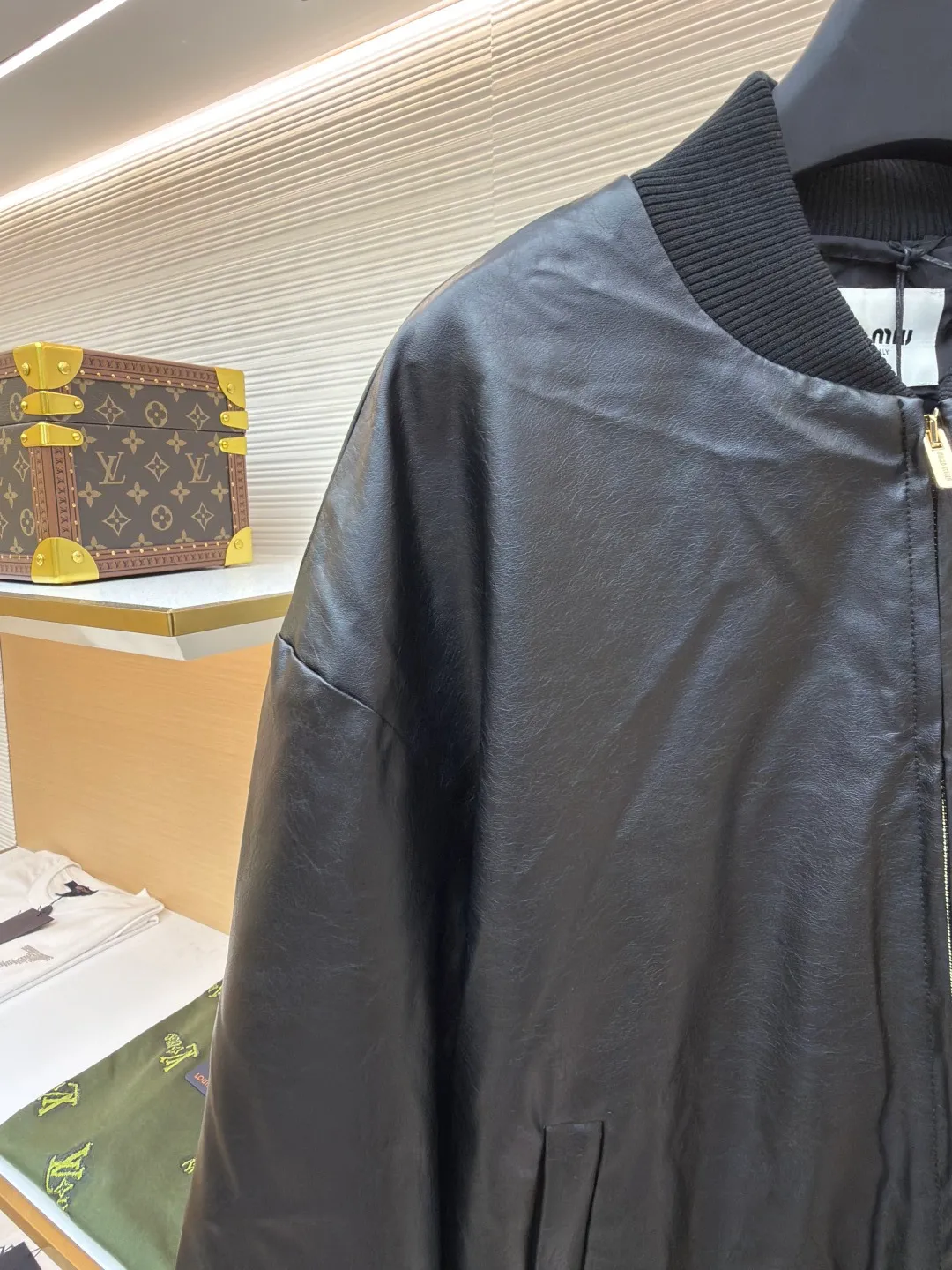 MIUMIU logo leather jacket ●Original version: Purchased and developed by 38266 ●Item number: 1680792-B90 ●Material: calfskin fabric ●Technology: Positioned cutting machine ●Version: fitted version ●Weight: about 930 grams ●Size: 46-48-50-52 ●Description: Calfskin is the top variety of cowhide, with fine and even pores, smooth, elastic and tough surface. It is often used to make high-end leather goods and luxury goods. It feels soft and has excellent texture. It is soft to the touch and shiny, showing a high-quality texture. The loose fit leaves room for movement on the upper body and is comfortable to wear without being tight. Suitable for a variety of body types, especially those who prefer a casual, effortless style. Comfortable to wear: Regular fit design, suitable for a variety of body shapes, comfortable to wear without any restriction. Embossed letter logo: MIUMIU's iconic embossed letter logo not only enhances brand recognition, but also adds a sense of fashion to the entire leather jacket. The overall wiring is straight and delicate, the fabric is comfortable and soft, and the color is consistent without color difference. It can be matched with the same style to create a fashionable look and control various occasions. Customized accessories, complete with three standards, same style for men and women!