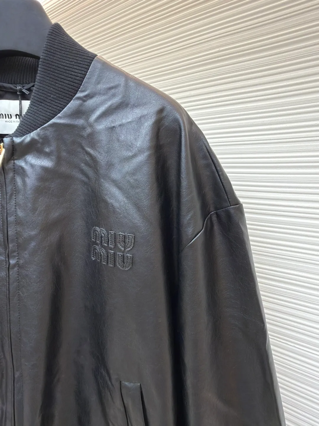 MIUMIU logo leather jacket ●Original version: Purchased and developed by 38266 ●Item number: 1680792-B90 ●Material: calfskin fabric ●Technology: Positioned cutting machine ●Version: fitted version ●Weight: about 930 grams ●Size: 46-48-50-52 ●Description: Calfskin is the top variety of cowhide, with fine and even pores, smooth, elastic and tough surface. It is often used to make high-end leather goods and luxury goods. It feels soft and has excellent texture. It is soft to the touch and shiny, showing a high-quality texture. The loose fit leaves room for movement on the upper body and is comfortable to wear without being tight. Suitable for a variety of body types, especially those who prefer a casual, effortless style. Comfortable to wear: Regular fit design, suitable for a variety of body shapes, comfortable to wear without any restriction. Embossed letter logo: MIUMIU's iconic embossed letter logo not only enhances brand recognition, but also adds a sense of fashion to the entire leather jacket. The overall wiring is straight and delicate, the fabric is comfortable and soft, and the color is consistent without color difference. It can be matched with the same style to create a fashionable look and control various occasions. Customized accessories, complete with three standards, same style for men and women!