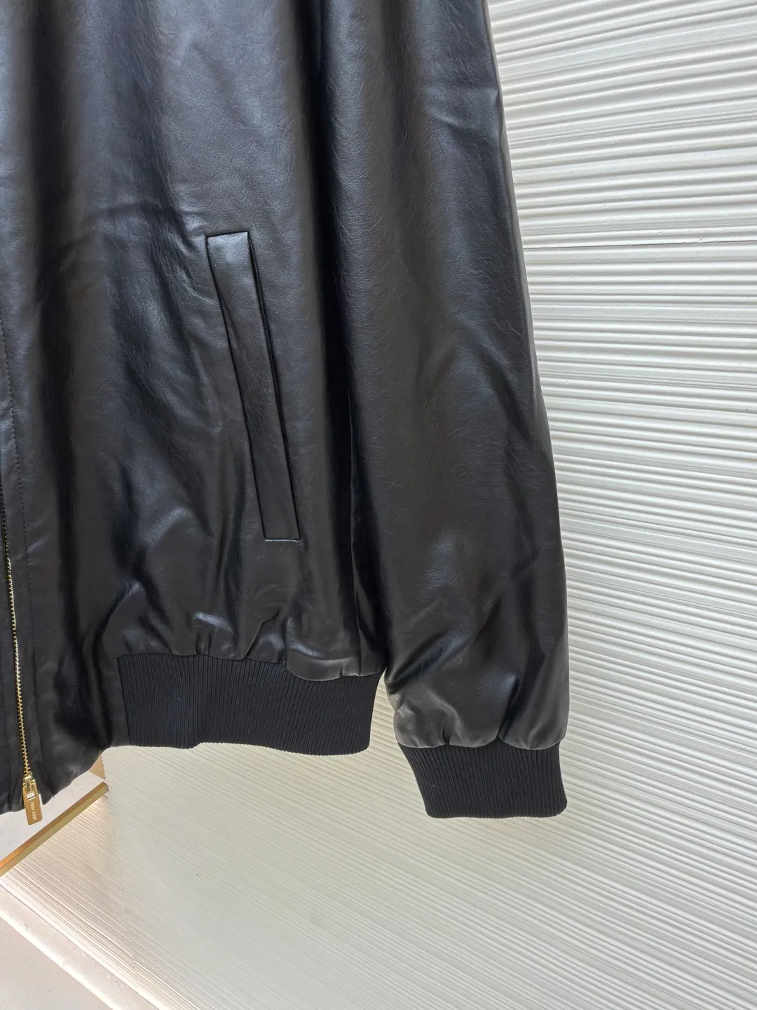 MIUMIU logo leather jacket ●Original version: Purchased and developed by 38266 ●Item number: 1680792-B90 ●Material: calfskin fabric ●Technology: Positioned cutting machine ●Version: fitted version ●Weight: about 930 grams ●Size: 46-48-50-52 ●Description: Calfskin is the top variety of cowhide, with fine and even pores, smooth, elastic and tough surface. It is often used to make high-end leather goods and luxury goods. It feels soft and has excellent texture. It is soft to the touch and shiny, showing a high-quality texture. The loose fit leaves room for movement on the upper body and is comfortable to wear without being tight. Suitable for a variety of body types, especially those who prefer a casual, effortless style. Comfortable to wear: Regular fit design, suitable for a variety of body shapes, comfortable to wear without any restriction. Embossed letter logo: MIUMIU's iconic embossed letter logo not only enhances brand recognition, but also adds a sense of fashion to the entire leather jacket. The overall wiring is straight and delicate, the fabric is comfortable and soft, and the color is consistent without color difference. It can be matched with the same style to create a fashionable look and control various occasions. Customized accessories, complete with three standards, same style for men and women!