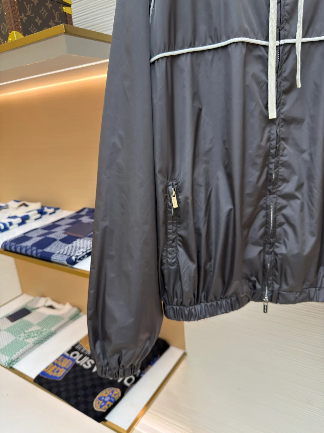 MIU MIU zipper hooded jacket ●Authentic product: Purchased and developed for 28900 ●Item number: 1680501-B40 ●Fabric: nylon fabric ●Technology: Positioning cutting machine ●Version: Fitted version ●Weight: about 420 grams ●Size: 36-38-40-42 ●Description: Customized cold-extracted smart hole fiber nylon worsted fabric, thin and delicate, comfortable and skin-friendly, with classic black as the main color The ultimate fusion of depth and elegance. The eye-catching miumiu logo patch is embellished on the chest, showing the brand's consistent sophistication and elegance. The lightly dancing hood creates a lazy and casual atmosphere. The carefully outlined white piping is the finishing touch, achieving perfect visual balance in harmony. The leader of fashion trends, the overall line is straight and delicate, the fabric is comfortable and soft, and the color is consistent without color difference. It can be matched with the same style to create a fashionable look, and can be used in various occasions. Customized accessories, complete with three standards, same style for men and women!
