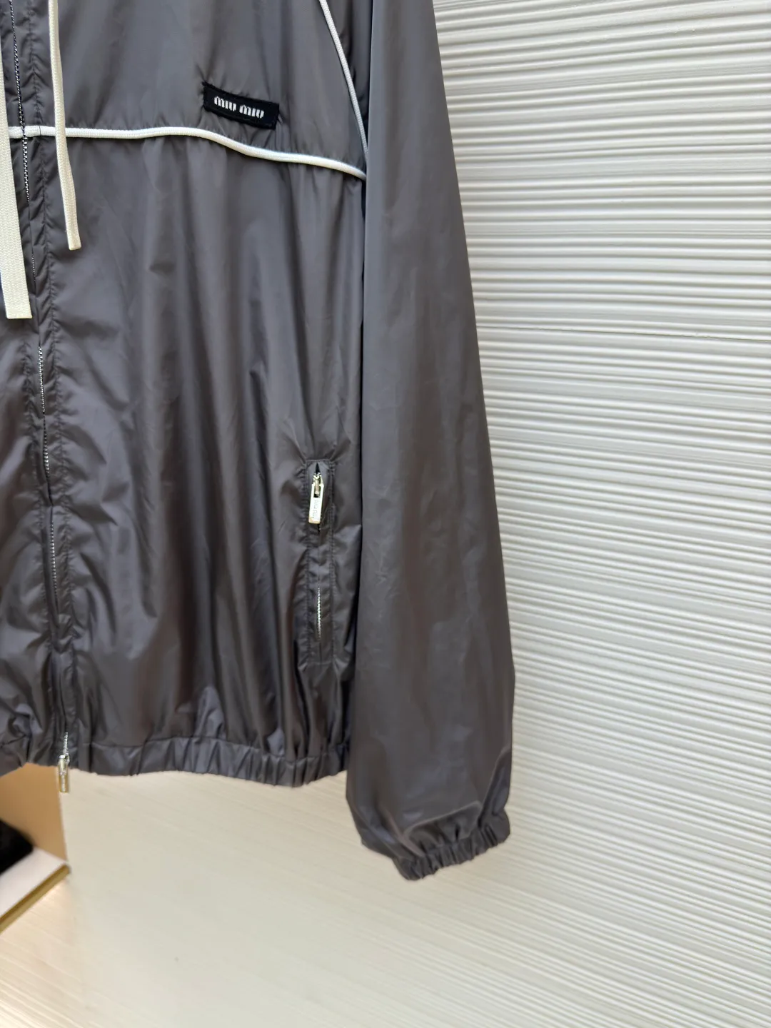 MIU MIU zipper hooded jacket ●Authentic product: Purchased and developed for 28900 ●Item number: 1680501-B40 ●Fabric: nylon fabric ●Technology: Positioning cutting machine ●Version: Fitted version ●Weight: about 420 grams ●Size: 36-38-40-42 ●Description: Customized cold-extracted smart hole fiber nylon worsted fabric, thin and delicate, comfortable and skin-friendly, with classic black as the main color The ultimate fusion of depth and elegance. The eye-catching miumiu logo patch is embellished on the chest, showing the brand's consistent sophistication and elegance. The lightly dancing hood creates a lazy and casual atmosphere. The carefully outlined white piping is the finishing touch, achieving perfect visual balance in harmony. The leader of fashion trends, the overall line is straight and delicate, the fabric is comfortable and soft, and the color is consistent without color difference. It can be matched with the same style to create a fashionable look, and can be used in various occasions. Customized accessories, complete with three standards, same style for men and women!