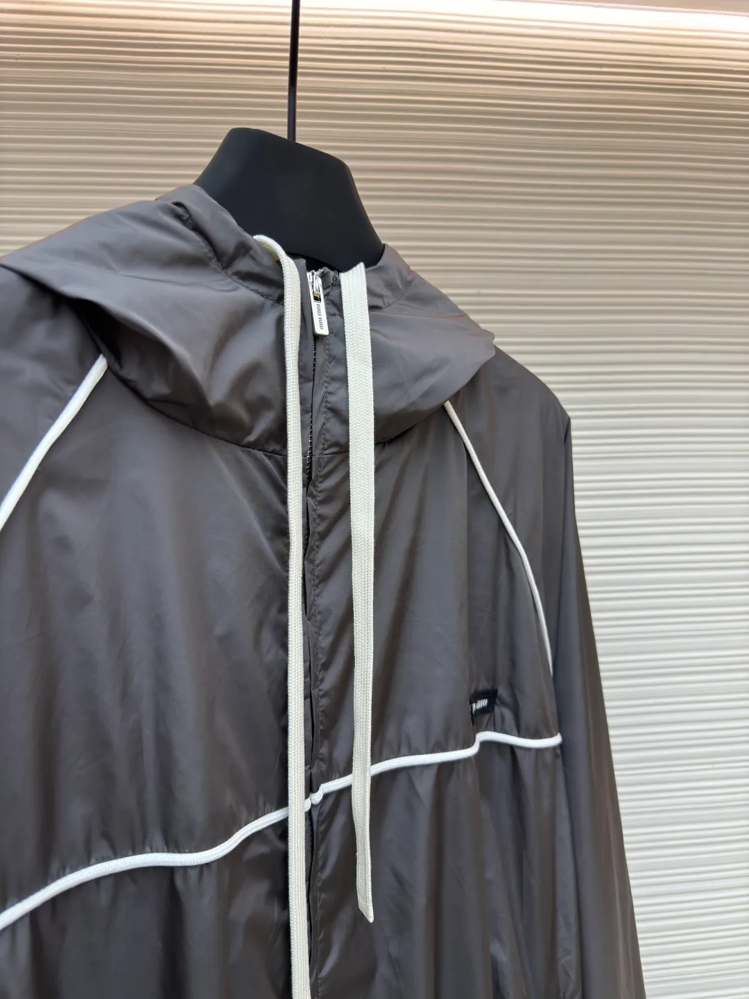 MIU MIU zipper hooded jacket ●Authentic product: Purchased and developed for 28900 ●Item number: 1680501-B40 ●Fabric: nylon fabric ●Technology: Positioning cutting machine ●Version: Fitted version ●Weight: about 420 grams ●Size: 36-38-40-42 ●Description: Customized cold-extracted smart hole fiber nylon worsted fabric, thin and delicate, comfortable and skin-friendly, with classic black as the main color The ultimate fusion of depth and elegance. The eye-catching miumiu logo patch is embellished on the chest, showing the brand's consistent sophistication and elegance. The lightly dancing hood creates a lazy and casual atmosphere. The carefully outlined white piping is the finishing touch, achieving perfect visual balance in harmony. The leader of fashion trends, the overall line is straight and delicate, the fabric is comfortable and soft, and the color is consistent without color difference. It can be matched with the same style to create a fashionable look, and can be used in various occasions. Customized accessories, complete with three standards, same style for men and women!