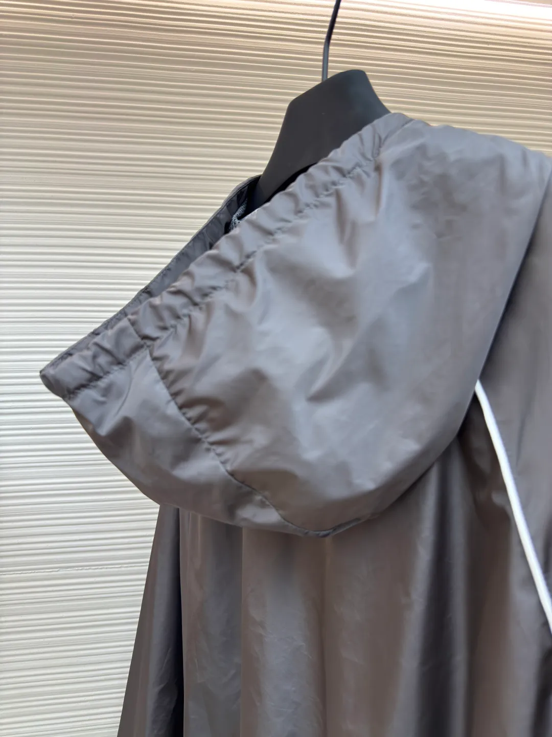 MIU MIU zipper hooded jacket ●Authentic product: Purchased and developed for 28900 ●Item number: 1680501-B40 ●Fabric: nylon fabric ●Technology: Positioning cutting machine ●Version: Fitted version ●Weight: about 420 grams ●Size: 36-38-40-42 ●Description: Customized cold-extracted smart hole fiber nylon worsted fabric, thin and delicate, comfortable and skin-friendly, with classic black as the main color The ultimate fusion of depth and elegance. The eye-catching miumiu logo patch is embellished on the chest, showing the brand's consistent sophistication and elegance. The lightly dancing hood creates a lazy and casual atmosphere. The carefully outlined white piping is the finishing touch, achieving perfect visual balance in harmony. The leader of fashion trends, the overall line is straight and delicate, the fabric is comfortable and soft, and the color is consistent without color difference. It can be matched with the same style to create a fashionable look, and can be used in various occasions. Customized accessories, complete with three standards, same style for men and women!