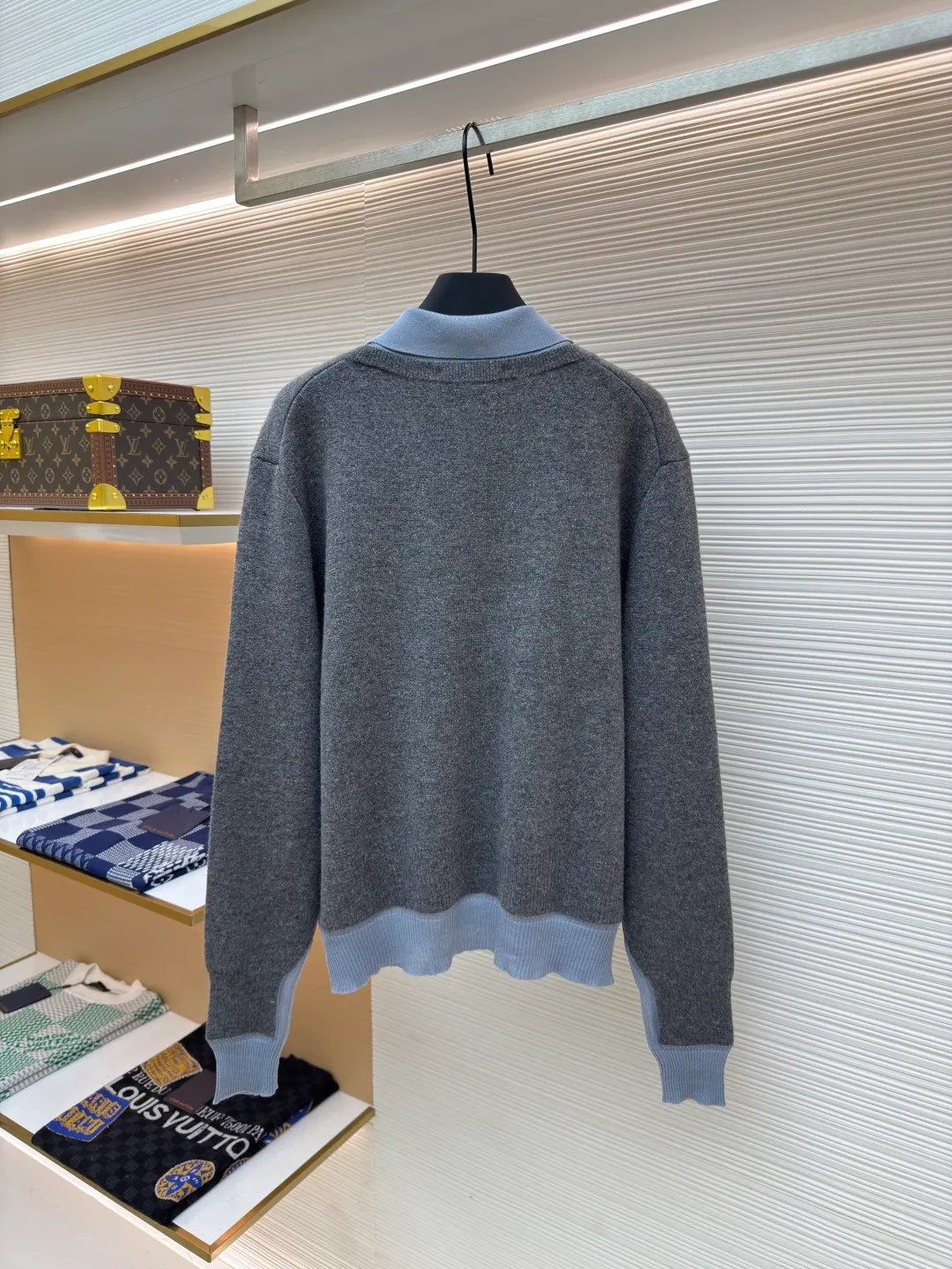 MIUMIU Morandi polo collar color-blocked long sleeves ●Authentic product: Purchased and developed by 18548 ●Item number: 1680366-B40 ●Fabric: wool fabric ●Technology: knitted ●Version: fitted version ●Weight: about 485 grams ●Size: S-M-L ●Description: Fabric is made of: skin-friendly Tencel + selected wool + glossy silk triple texture. The body is made of 28-count double-strand wool material with 12-needle machine. The collar hem and cuffs are precision knitted with 16-needle Stoll flat knitting machine. The silk part feels silky and skin-friendly, which enhances the overall sense of luxury and comfort while ensuring crisp and stylish edges. The letter LOGO inlay technology on the chest is three-dimensional and stylish. The outer body of the large V-neck, the inner POLO collar type placket with 3 buttons, and the Morandi polo collar with contrasting colors. The combination of different materials and stitching methods is exquisite. The color matching seams are smooth and the overall workmanship is meticulous. The overall wiring is straight and delicate, the fabric is comfortable and soft, and the color is consistent without color difference. It can be matched with the same style to create a fashionable look and control various occasions. Customized accessories, complete with three standards, same style for men and women!