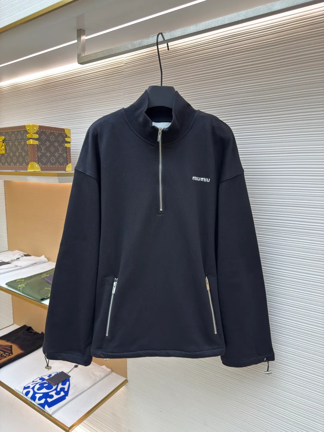 MIUMIU half-zip embroidered sweatshirt ●Authentic product: Purchased and developed for 16200 ●Item number: 1680647-A95 ●Fabric: sheepfold fabric ●Technology: embroidery production ●Version: fitted version ●Weight: about 905g ●Size: 36-38-40-42 ●Description: Made of 380g terry, custom-woven Xinjiang cotton yarn. The thread is made of matching 1*1 double yarn and dyed in the same vat. The embroidery uses 3D three-dimensional embroidery technology and is embellished with miuiu, showing a simple and high-end style. Full-width opening pocket with zipper, double zipper design at the pocket, and No. 5 electroplated bright silver-white slider. The hem has a hanging buckle and a MiuMiu engraved logo on the face. Combining style and performance, this sweatshirt features a relaxed fit that plays with proportions and a modern aesthetic. Oversize fit. Long sleeves with rib knit cuffs. Stand collar. Front zip closure. Stretch hem. Embroidered logo. The overall wiring is straight and delicate, the fabric is comfortable and soft, and the color is consistent without color difference. It can be matched with the same style to create a fashionable look and control various occasions. Customized accessories, complete with three standards, same style for men and women!