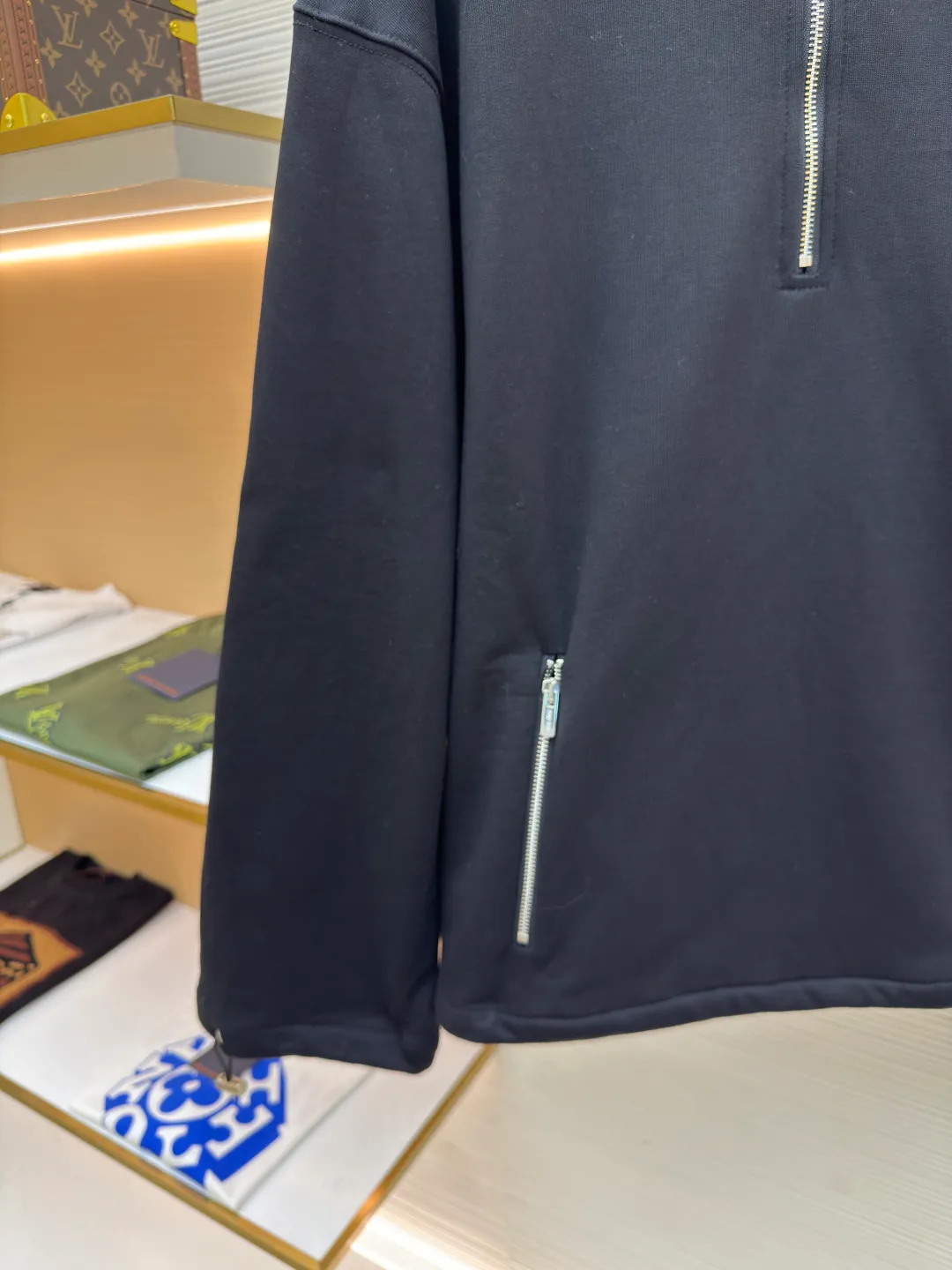 MIUMIU half-zip embroidered sweatshirt ●Authentic product: Purchased and developed for 16200 ●Item number: 1680647-A95 ●Fabric: sheepfold fabric ●Technology: embroidery production ●Version: fitted version ●Weight: about 905g ●Size: 36-38-40-42 ●Description: Made of 380g terry, custom-woven Xinjiang cotton yarn. The thread is made of matching 1*1 double yarn and dyed in the same vat. The embroidery uses 3D three-dimensional embroidery technology and is embellished with miuiu, showing a simple and high-end style. Full-width opening pocket with zipper, double zipper design at the pocket, and No. 5 electroplated bright silver-white slider. The hem has a hanging buckle and a MiuMiu engraved logo on the face. Combining style and performance, this sweatshirt features a relaxed fit that plays with proportions and a modern aesthetic. Oversize fit. Long sleeves with rib knit cuffs. Stand collar. Front zip closure. Stretch hem. Embroidered logo. The overall wiring is straight and delicate, the fabric is comfortable and soft, and the color is consistent without color difference. It can be matched with the same style to create a fashionable look and control various occasions. Customized accessories, complete with three standards, same style for men and women!