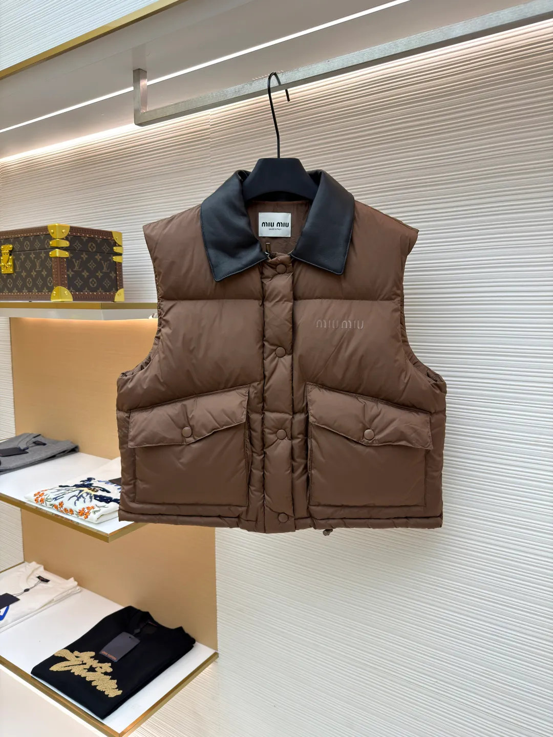 MIUMIU technology ponge down vest [Women's clothing] ●Item number: 1681115-C65 ●Material: white duck down fabric ●Technology: glue printing ●Version: fitted version ●Weight: about 425 grams ●Size: S-M-L ●Description: This vest is made of lightweight and durable nylon fabric with down filling, taking into account both warmth and fashion. The collar is made of genuine leather to enhance the overall texture and warmth. The outer layer of high-density nylon is windproof and waterproof, light and wear-resistant, and the inner layer is filled with down, which has high fluffiness and strong warmth retention. It is made of national standard 90 white duck down and has a filling capacity of 190 grams to ensure excellent warmth retention. The down has been strictly screened and processed and is not easy to be drilled, ensuring durability. The letter pattern is displayed on the breast bag piece through glue printing. The printer scrapes the print 10 times to ensure the printing thickness, forming a micro-three-dimensional convex structure. The scraper pressure is even and the firmness is improved. After being cured at high temperature, the pigment is combined with the fabric fibers and is not easy to fall off due to friction. The overall wiring is straight and delicate, the fabric is comfortable and soft, and the color is consistent without color difference. It can be matched with the same style to create a fashionable look and control various occasions. Customized accessories, complete with three standards, same style for men and women!
