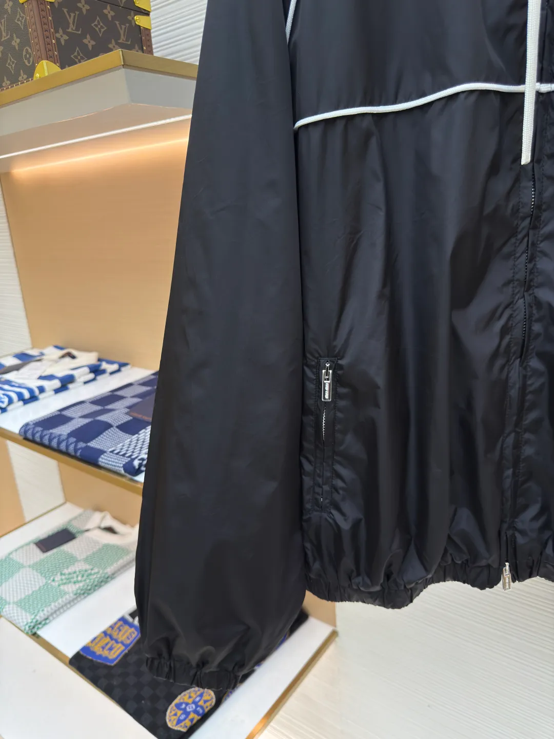 MIU MIU zipper hooded jacket ●Authentic product: Purchased and developed by 18999 ●Item number: 1680500-B40 ●Fabric: nylon fabric ●Technology: Positioning cutting machine ●Version: Fitted version ●Weight: about 420 grams ●Size: 36-38-40-42 ●Description: Customized cold-extraction smart hole fiber nylon worsted fabric, thin and delicate, comfortable and skin-friendly, with classic black as the main color The ultimate fusion of depth and elegance. The eye-catching miumiu logo patch is embellished on the chest, showing the brand's consistent sophistication and elegance. The lightly dancing hood creates a lazy and casual atmosphere. The carefully outlined white piping is the finishing touch, achieving perfect visual balance in harmony. The leader of fashion trends, the overall line is straight and delicate, the fabric is comfortable and soft, and the color is consistent without color difference. It can be matched with the same style to create a fashionable look, and can be used in various occasions. Customized accessories, complete with three standards, same style for men and women!