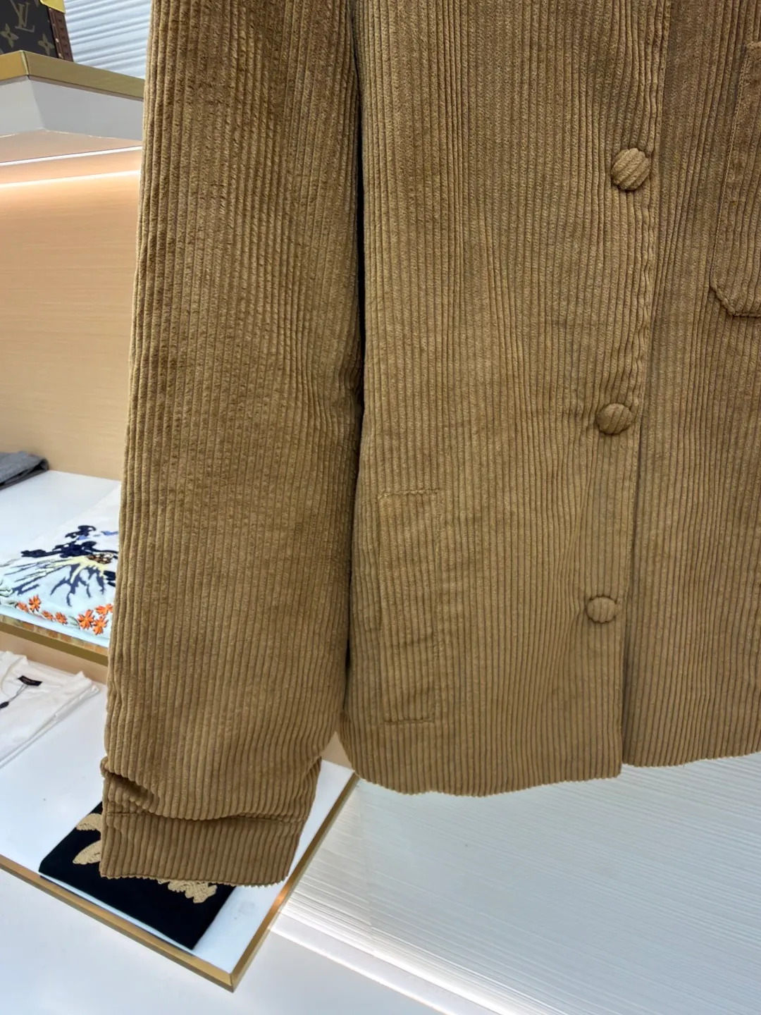 MIU MIU corduroy texture down cotton jacket ●Original version: 25400 purchased and developed ●Item number: 1681328-B50 ●Fabric: corduroy fabric ●Technology: embroidery production ●Color: brown ●Version: fitted version ●Weight: about 720 grams ●Size: 38-40-42 ●Description: Made of high-quality corduroy fabric, the velvet strips are full and regularly arranged. Through a special weaving process, the fabric has a soft touch and good warmth retention, while showing a retro and high-end texture. The "MiuMiu" brand logo on the chest pocket uses three-dimensional embroidery technology. The embroidery stitches are fine and even, the pattern outline is clear, and it is perfectly integrated with the corduroy fabric, which not only highlights the brand identity, but also improves the overall craftsmanship sophistication. It adopts a loose silhouette and is in line with the current fashion trend. It is comfortable and tolerant to wear. The flat stitching process is used during sewing, the stitching is straight, the stitch length is even, and the splicing of the garment pieces is smooth and snug, reflecting the exquisite level of garment making. The overall wiring is straight and delicate, the fabric is comfortable and soft, and the color is consistent without color difference. It can be matched with the same style to create a fashionable look and control various occasions. Customized accessories, complete with three standards, same style for men and women!