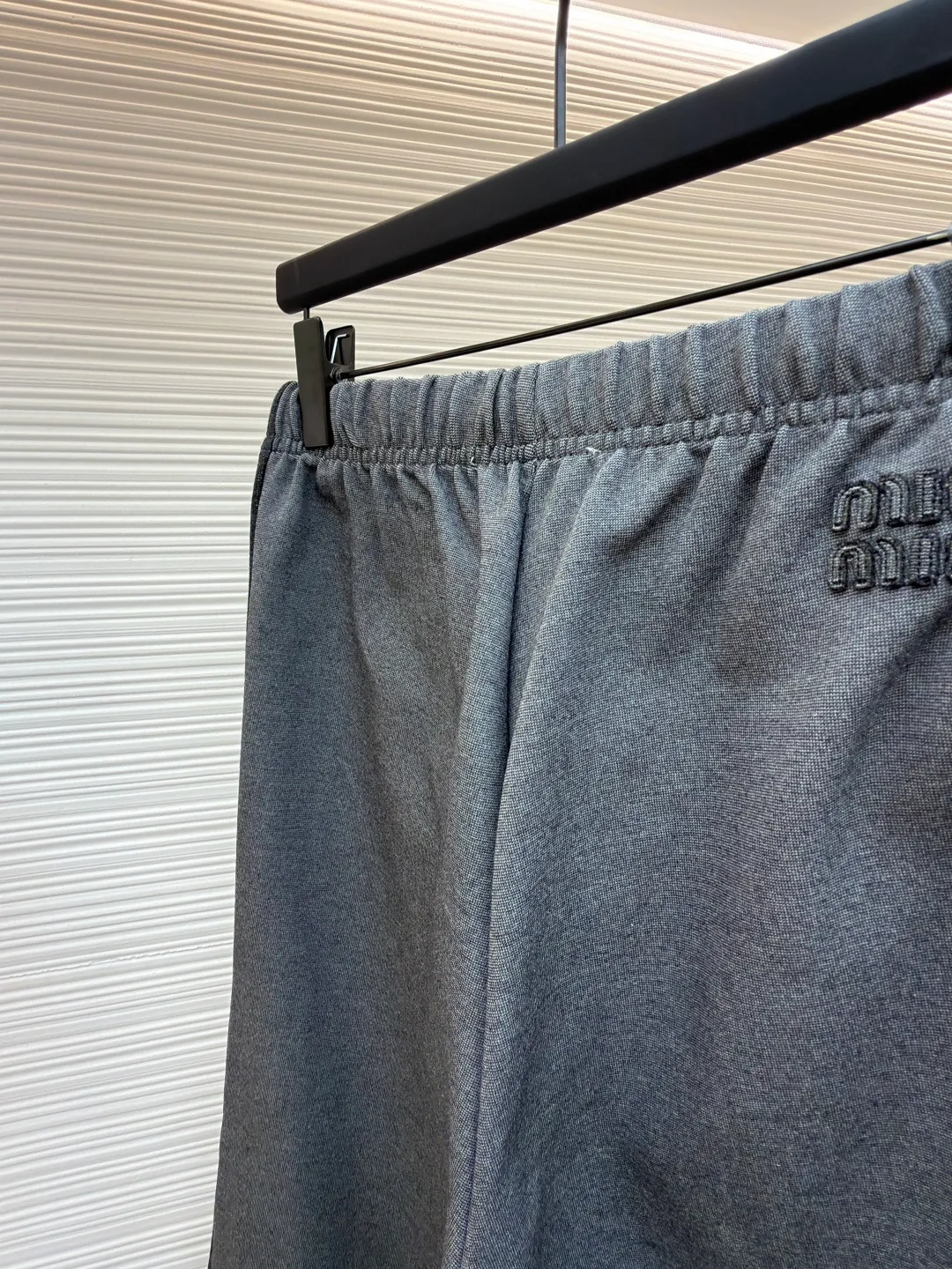 MIUMIU embroidered logo casual trousers ●Original version: Purchased and developed in 20300 ●Item number: 1682182-B25 ●Material: mercerized wool fabric ●Technology: laser burning production ●Color: gray ●Version: fitted version ●Weight: about 830 grams ●Size: S-M-L-XL ●Description: Customized mercerized wool, delicate as silk, moist to the touch, with a touch of cocoa brown as the soul It is low-key but exudes endless charm. Every detail of the straight classic silhouette is outlined with simple and smooth lines. The iconic Miu Miu embroidered logo is embellished on the back waist. It is low-key and powerful. Striped elements are added to the side to play the melody of fashion and create a modern and nostalgic fashion style. Suit attendance has become the focus of fashion pioneers. Laser burning process is an advanced process that uses laser technology for logo engraving. It projects the laser onto the surface of the material and rapidly heats the material locally to melt to form the Miu Miu logo. It can precisely control the position and shape, using imported machine embroidery technology. It uses advanced computer control systems and precision mechanical components to realize the Miu Miu logo embroidery operation with high precision. The lines are smooth and delicate, and the fabrics have been sand washed. It has a better hand feel and texture. It is not easy to deform, not easy to shrink, not easy to fade, and maintains long-term beauty. The overall wiring is straight and delicate, the fabric is comfortable and soft, and the color is consistent without color difference. It can be matched with the same style to create a fashionable look and control various occasions. Customized accessories, complete with three standards, same style for men and women!
