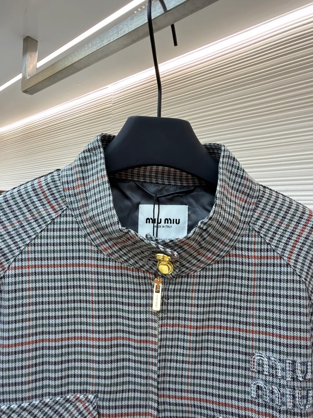 MIUMIU Embroidered Striped Plaid Jacket ●Original version: Purchased and developed in 19999 ●Item number: 1681908-B45 ●Material: pure cotton wool fabric ●Technology: embroidery production ●Color: gray ●Version: fitted version ●Weight: about 640 grams ●Size: 36-38-40-45 ●Description: Made of 50 counts of 4-strand pure cotton wool, customized 1:1 plaid striped fabric. After the fabric is dyed in multiple colors, it is wound and woven using a 4-strand process. The inner lining is made of high-density twill silk cotton lining cloth, custom-woven in 100 count. Embroidery, with the brand MIU MIU brand logo embroidery icon on the chest. This process uses laser burning, and then manually positions and fits one by one. The computer identifies the positioning and the embroidery is firmly solidified on the clothes. The zipper is electroplated gold and the slider is No. 5 double slider. The teeth are made of electroplated golden European style teeth. The buttons are electroplated and hand-sewn, and the original size is customized to 1:1. The overall wiring is straight and delicate, the fabric is comfortable and soft, and the color is consistent without color difference. It can be matched with the same style to create a fashionable look and control various occasions. Customized accessories, complete with three standards, same style for men and women!