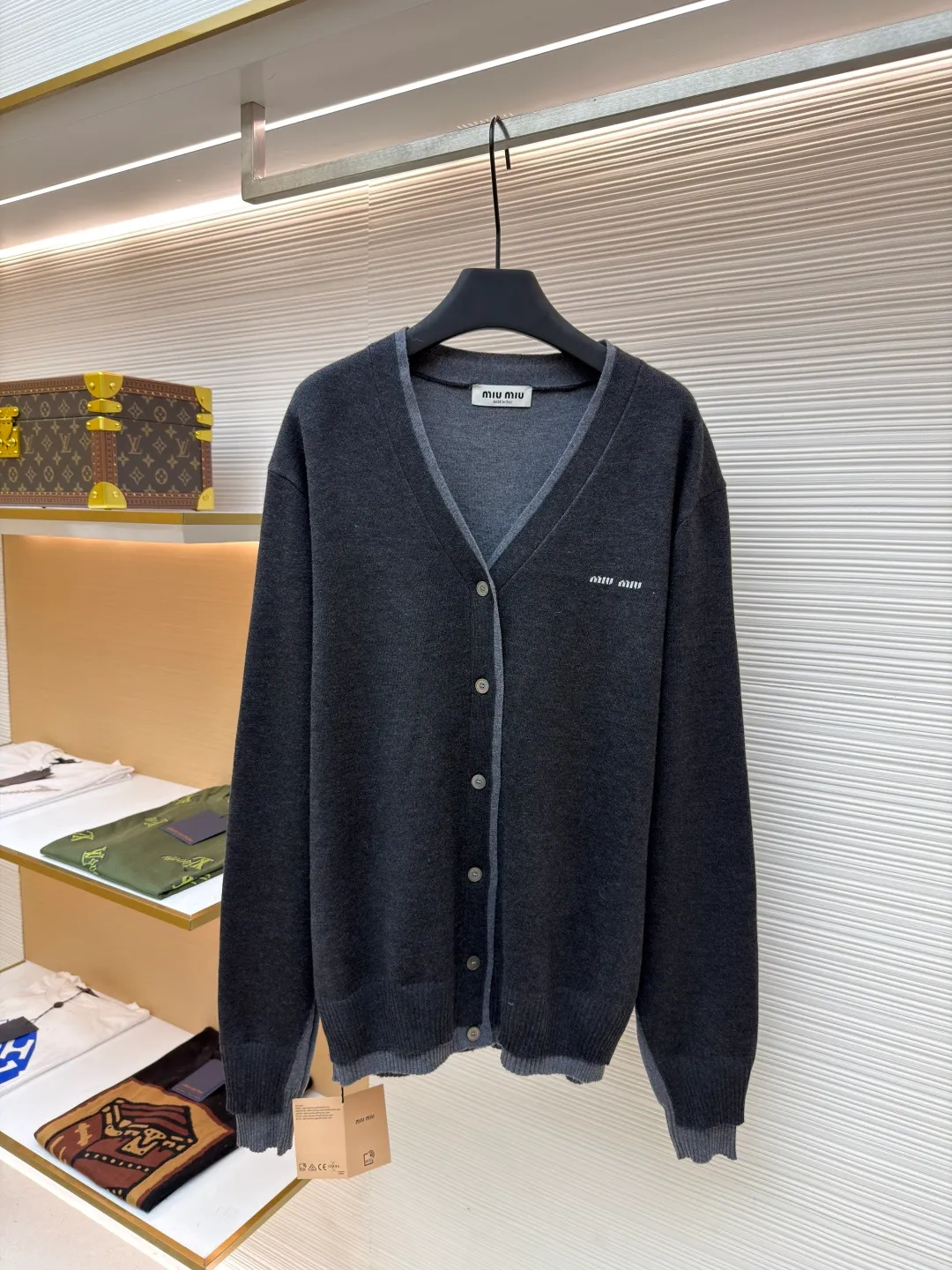 Miu Miu inlaid logo sweater cardigan ●Original version: 32000 purchase and development ●Item number: 1680937-B25 ●Fabric: cashmere mercerized jacket fabric ●Technology: jacquard production ●Version: fitted version ●Weight: about 575 grams ●Size: 40-42-44-46 ●Description: Custom-woven cashmere mercerized jacket, soft and waxy texture, as soft as clouds, comfortable and skin-friendly High-grade gray scale is used to reconstruct the elegant order. Dark gray and tile gray form a subtle dialogue, laying out a sense of advanced layering. The exquisite Miu Miu logo dances on the left chest, making it highly recognizable. The V-neck arc follows ergonomics. The gentle twist of tile gray is hidden on the inside of the neckline. The two-stage ingenious design saves the worry of matching but retains the high-end sense of layering. The sense of high-end exudes from the inside out, and creates an ever-changing style. Made of jacquard tissue imported from Germany. Precisely control the arrangement and interweaving of yarns. Carefully interweave the Miu Miu logo jacquard art pattern inlay on the loom. The fabric is more vivid and three-dimensional, with double weaving and shaping composite technology. Use a special weaving method to simultaneously weave two layers of fabrics. Cashmere is woven into the upper section and silk is woven into the lower section. Precise stitching operation is performed to achieve a two-stage design. Flat and tight, and the garment is washed with soft and odor-removing technology. Professional washing equipment and specific detergents are used. Deep cleans and deodorizes clothes to improve their feel and appearance. The overall wiring is straight and delicate, the fabric is comfortable and soft, and the color is consistent without color difference. It can be matched with the same style to create a fashionable look and control various occasions. Customized accessories, complete with three standards, same style for men and women!