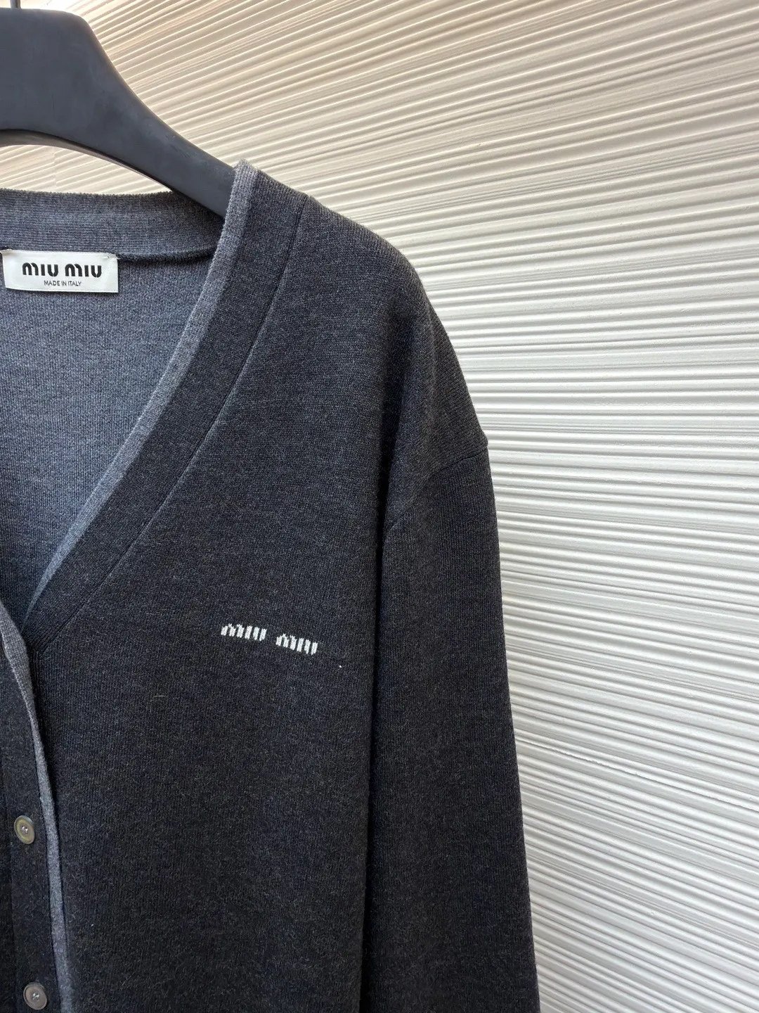 Miu Miu inlaid logo sweater cardigan ●Original version: 32000 purchase and development ●Item number: 1680937-B25 ●Fabric: cashmere mercerized jacket fabric ●Technology: jacquard production ●Version: fitted version ●Weight: about 575 grams ●Size: 40-42-44-46 ●Description: Custom-woven cashmere mercerized jacket, soft and waxy texture, as soft as clouds, comfortable and skin-friendly High-grade gray scale is used to reconstruct the elegant order. Dark gray and tile gray form a subtle dialogue, laying out a sense of advanced layering. The exquisite Miu Miu logo dances on the left chest, making it highly recognizable. The V-neck arc follows ergonomics. The gentle twist of tile gray is hidden on the inside of the neckline. The two-stage ingenious design saves the worry of matching but retains the high-end sense of layering. The sense of high-end exudes from the inside out, and creates an ever-changing style. Made of jacquard tissue imported from Germany. Precisely control the arrangement and interweaving of yarns. Carefully interweave the Miu Miu logo jacquard art pattern inlay on the loom. The fabric is more vivid and three-dimensional, with double weaving and shaping composite technology. Use a special weaving method to simultaneously weave two layers of fabrics. Cashmere is woven into the upper section and silk is woven into the lower section. Precise stitching operation is performed to achieve a two-stage design. Flat and tight, and the garment is washed with soft and odor-removing technology. Professional washing equipment and specific detergents are used. Deep cleans and deodorizes clothes to improve their feel and appearance. The overall wiring is straight and delicate, the fabric is comfortable and soft, and the color is consistent without color difference. It can be matched with the same style to create a fashionable look and control various occasions. Customized accessories, complete with three standards, same style for men and women!