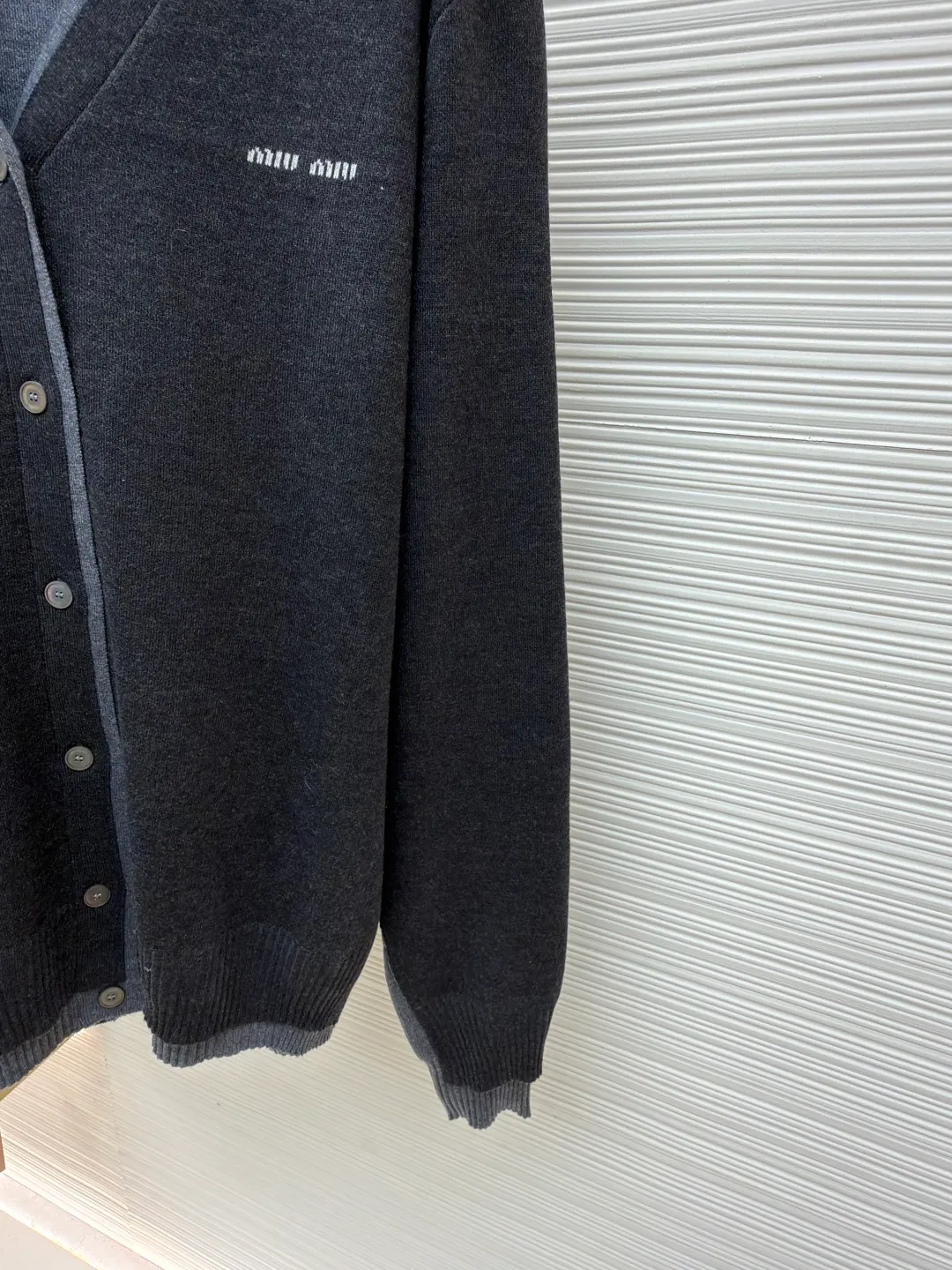 Miu Miu inlaid logo sweater cardigan ●Original version: 32000 purchase and development ●Item number: 1680937-B25 ●Fabric: cashmere mercerized jacket fabric ●Technology: jacquard production ●Version: fitted version ●Weight: about 575 grams ●Size: 40-42-44-46 ●Description: Custom-woven cashmere mercerized jacket, soft and waxy texture, as soft as clouds, comfortable and skin-friendly High-grade gray scale is used to reconstruct the elegant order. Dark gray and tile gray form a subtle dialogue, laying out a sense of advanced layering. The exquisite Miu Miu logo dances on the left chest, making it highly recognizable. The V-neck arc follows ergonomics. The gentle twist of tile gray is hidden on the inside of the neckline. The two-stage ingenious design saves the worry of matching but retains the high-end sense of layering. The sense of high-end exudes from the inside out, and creates an ever-changing style. Made of jacquard tissue imported from Germany. Precisely control the arrangement and interweaving of yarns. Carefully interweave the Miu Miu logo jacquard art pattern inlay on the loom. The fabric is more vivid and three-dimensional, with double weaving and shaping composite technology. Use a special weaving method to simultaneously weave two layers of fabrics. Cashmere is woven into the upper section and silk is woven into the lower section. Precise stitching operation is performed to achieve a two-stage design. Flat and tight, and the garment is washed with soft and odor-removing technology. Professional washing equipment and specific detergents are used. Deep cleans and deodorizes clothes to improve their feel and appearance. The overall wiring is straight and delicate, the fabric is comfortable and soft, and the color is consistent without color difference. It can be matched with the same style to create a fashionable look and control various occasions. Customized accessories, complete with three standards, same style for men and women!