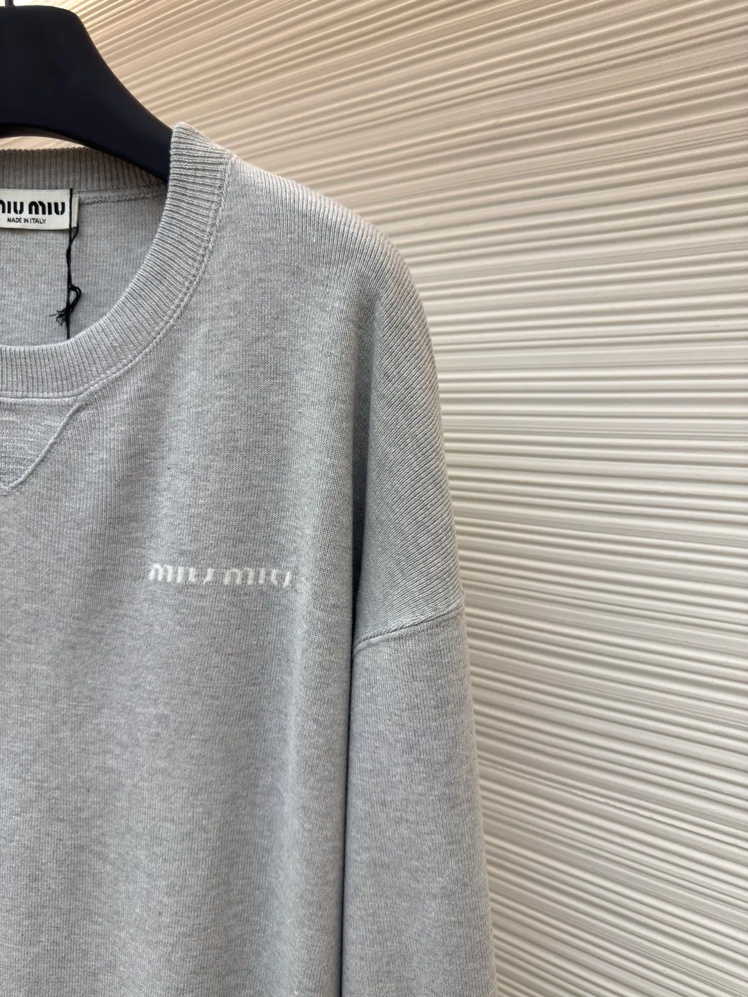 MIUMIU round neck gray sweater ●Authentic product: purchased and developed by 14492 ●Item number: 1680351-A65 ●Fabric: rib knitted fabric ●Technology: embroidery production ●Version: loose fit ●Weight: about 580 grams ●Size: XS-S-M ●Description: Using matching blended fabrics, the fabric's component ratio, yarn count, feel, weight and color saturation are highly consistent, ensuring the brand's excellent quality and consistency. Behind this requires extremely strict and complex management of the source of the fabric, the spinning process and the dyeing process. This M handcraft technology and forward-looking design have straight and delicate overall lines, comfortable and soft fabrics, consistent colors and no color difference. It can be matched with the same style to create a fashionable look and control various occasions. Customized accessories, complete with three standards, the same style for men and women!