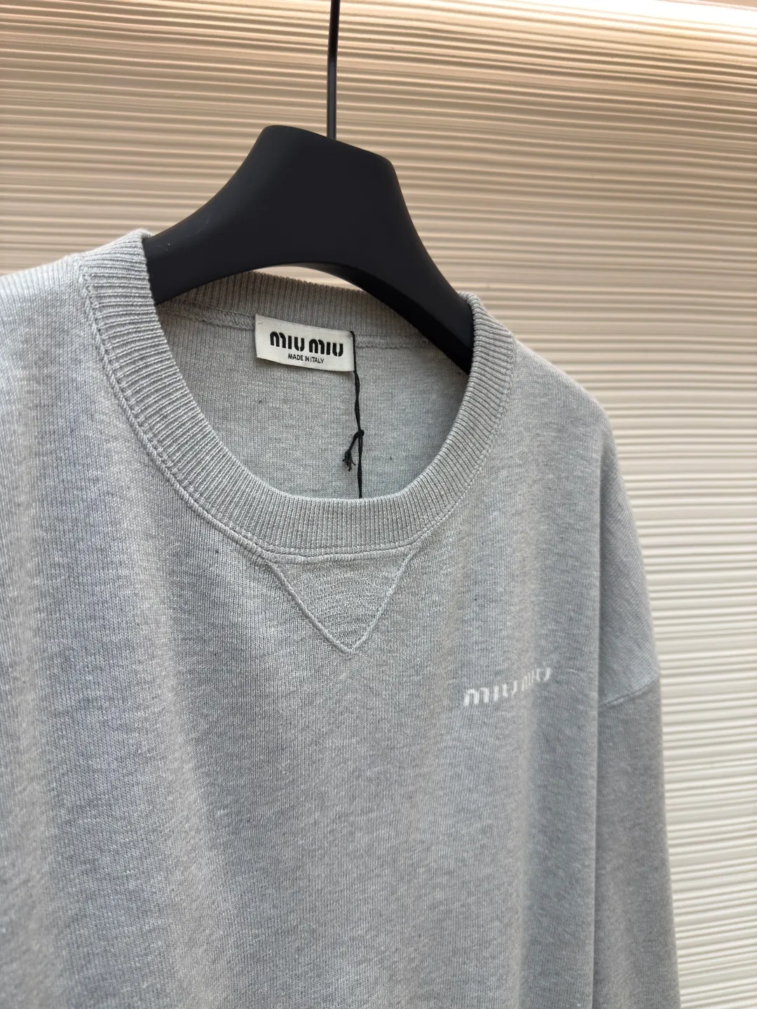 MIUMIU round neck gray sweater ●Authentic product: purchased and developed by 14492 ●Item number: 1680351-A65 ●Fabric: rib knitted fabric ●Technology: embroidery production ●Version: loose fit ●Weight: about 580 grams ●Size: XS-S-M ●Description: Using matching blended fabrics, the fabric's component ratio, yarn count, feel, weight and color saturation are highly consistent, ensuring the brand's excellent quality and consistency. Behind this requires extremely strict and complex management of the source of the fabric, the spinning process and the dyeing process. This M handcraft technology and forward-looking design have straight and delicate overall lines, comfortable and soft fabrics, consistent colors and no color difference. It can be matched with the same style to create a fashionable look and control various occasions. Customized accessories, complete with three standards, the same style for men and women!