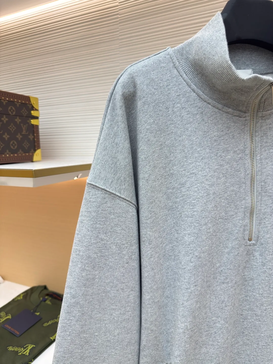 MIUMIU half-zip embroidered sweatshirt ●Authentic product: Purchased and developed by 16995 ●Item number: 1680644-A95 ●Material: sheepfold fabric ●Technology: embroidery production ●Version: fitted version ●Weight: about 905g ●Size: 36-38-40-42 ●Description: Made of 380g terry, custom-woven Xinjiang cotton yarn. The thread is made of matching 1*1 double yarn and dyed in the same vat. The embroidery uses 3D three-dimensional embroidery technology and is embellished with miuiu, showing a simple and high-end style. Full-width opening pocket with zipper, double zipper design at the pocket, and No. 5 electroplated bright silver-white slider. The hem has a hanging buckle and a MiuMiu engraved logo on the face. Combining style and performance, this sweatshirt features a relaxed fit that plays with proportions and a modern aesthetic. Oversize fit. Long sleeves with rib knit cuffs. Stand collar. Front zip closure. Stretch hem. Embroidered logo. The overall wiring is straight and delicate, the fabric is comfortable and soft, and the color is consistent without color difference. It can be matched with the same style to create a fashionable look and control various occasions. Customized accessories, complete with three standards, same style for men and women!