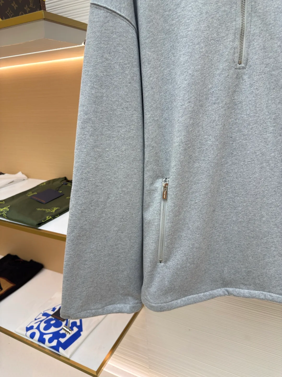 MIUMIU half-zip embroidered sweatshirt ●Authentic product: Purchased and developed by 16995 ●Item number: 1680644-A95 ●Material: sheepfold fabric ●Technology: embroidery production ●Version: fitted version ●Weight: about 905g ●Size: 36-38-40-42 ●Description: Made of 380g terry, custom-woven Xinjiang cotton yarn. The thread is made of matching 1*1 double yarn and dyed in the same vat. The embroidery uses 3D three-dimensional embroidery technology and is embellished with miuiu, showing a simple and high-end style. Full-width opening pocket with zipper, double zipper design at the pocket, and No. 5 electroplated bright silver-white slider. The hem has a hanging buckle and a MiuMiu engraved logo on the face. Combining style and performance, this sweatshirt features a relaxed fit that plays with proportions and a modern aesthetic. Oversize fit. Long sleeves with rib knit cuffs. Stand collar. Front zip closure. Stretch hem. Embroidered logo. The overall wiring is straight and delicate, the fabric is comfortable and soft, and the color is consistent without color difference. It can be matched with the same style to create a fashionable look and control various occasions. Customized accessories, complete with three standards, same style for men and women!