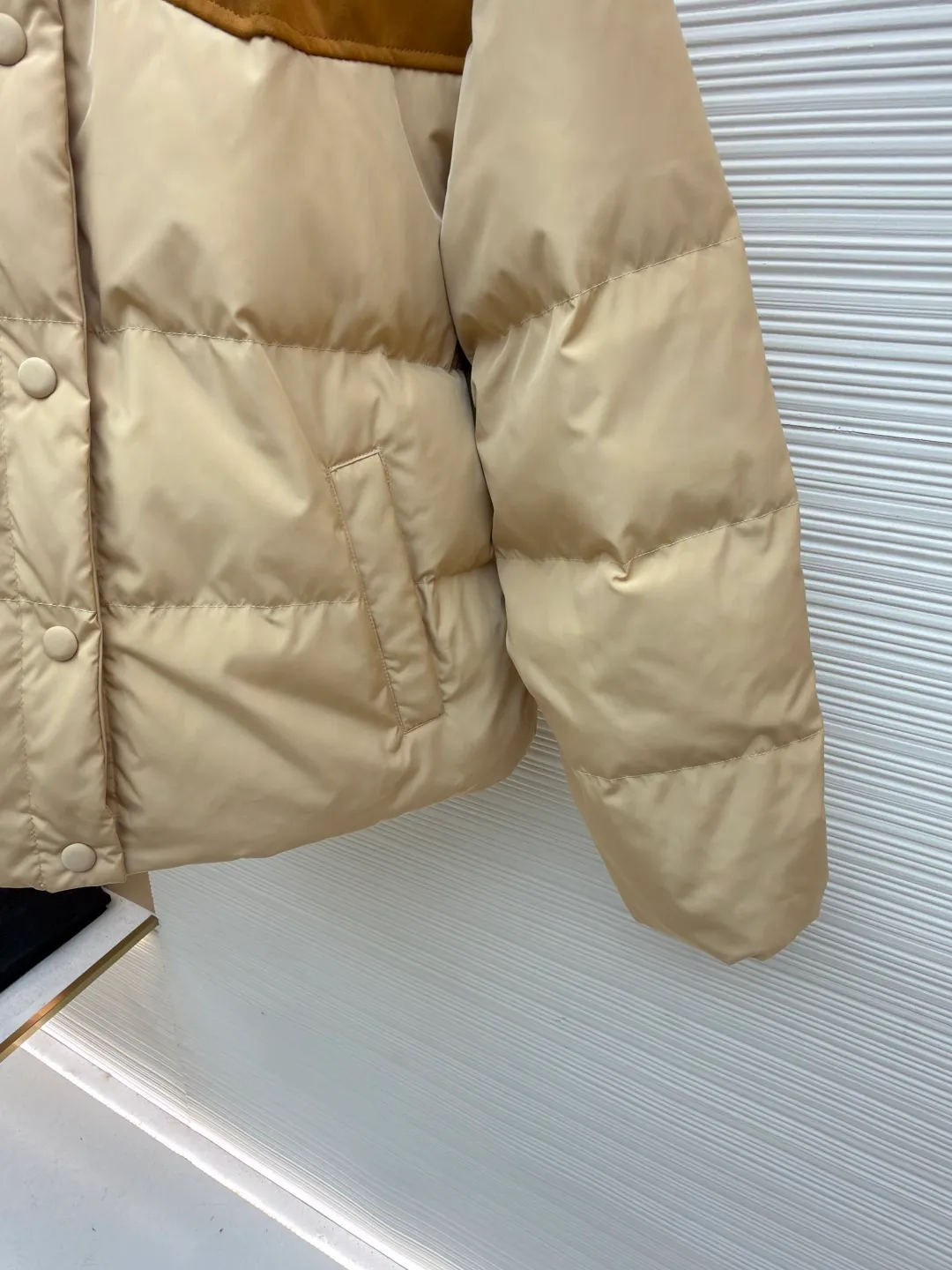 MIUMIU flocked splicing lapel down jacket ●Original version: Purchased and developed for 23599 ●Item number: 1681921-C10 ●Fabric: white duck down fabric ●Technology: embossed flocking production ●Color: Khaki ●Version: Fitted version ●Weight: about 695 grams ●Size: S-M-L ●Description: This style is Miu Miu-style spliced down jacket uses collision splicing technology: the main body is made of high-density matte nylon fabric, which is wind-resistant and anti-sand velvet; the collar and front chest area are spliced with fine suede, and the diagonal stitching is used to enhance the texture contrast. The filling is made of high-fill white duck down, and the segmented down filling process ensures an even amount of down in each grid, with a fill power of 600+; the placket is designed with metal snaps and a built-in concealed buckle for double temperature locking. The "MIU MIU" logo on the front chest adopts embossed flocking technology, which has a three-dimensional touch and is not easy to fall off; the cuffs and hem are elasticized to fit the body shape. The overall stitching uses anti-drilling velvet hemming needles, and the pockets are obliquely inserted invisible pockets, taking into account both beauty and practicality. It is a fashionable style that is lightweight and warm in autumn and winter. The overall wiring is straight and delicate, the fabric is comfortable and soft, and the color is consistent without color difference. It can be matched with the same style to create a fashionable look and control various occasions. Customized accessories, complete with three standards, same style for men and women!
