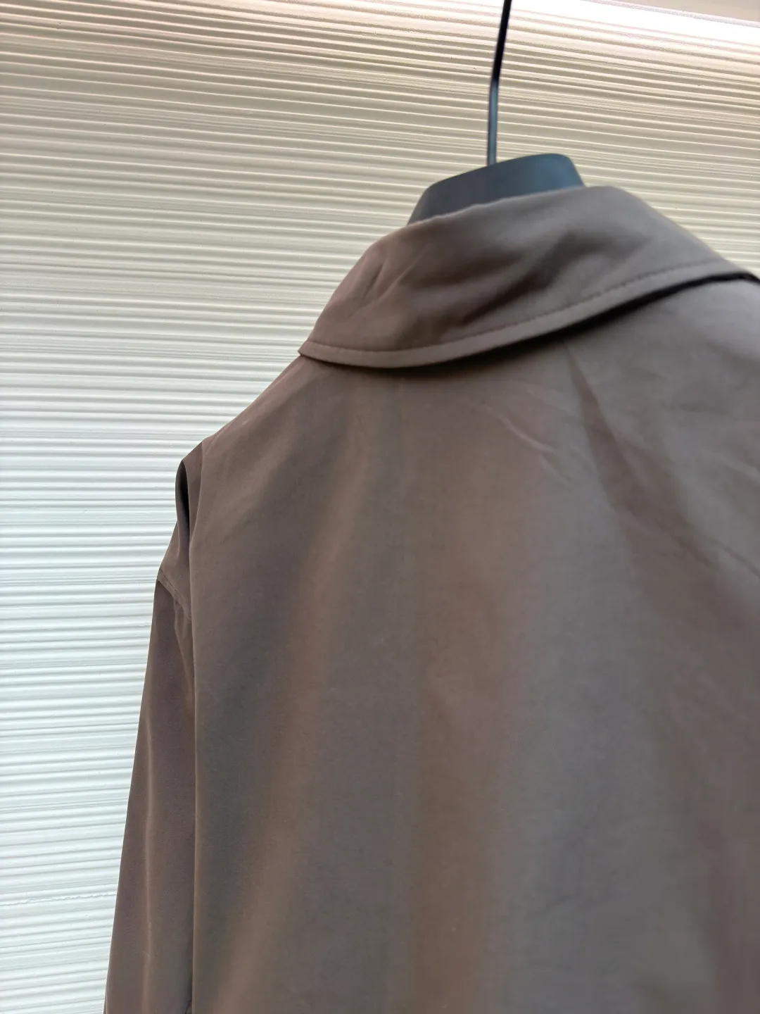 MIUMIU stitched logo jacket ●Original version: Purchased and developed for 28400 ●Item number: 1681296-B40 ●Material: moire double-strand mercerized cotton fabric ●Technology: laser burning production ●Color: brown ●Version: fitted version ●Weight: about 520 grams ●Size: 38-40-42-44 ●Description: Custom-dyed moiré double-strand mercerized cotton and uncoated vegetable tanned cowhide, warm and mellow Soft and silky, comfortable and close to the skin, with a retro brown spectrum as the base color, so gentle and layered, the contrast stitching logo on the clothes hides the rebellious elegance of Miu Miu in every stitch and thread. Leather is hidden in the hand sleeves. It is functional and romantic. Rough yet delicate, injecting a sense of ritual of slow life into daily movements. A unique and charming fashion masterpiece came into being. The laser burning process is an advanced process of using laser technology for logo engraving. The laser is projected onto the surface of the material, causing the material to be locally and rapidly heated until it melts. The Miu Miu logo can be formed with precise control of position and shape, using imported machine embroidery technology. Advanced computer control systems and precision mechanical components are used to achieve Miu Miu logo embroidery operations with high precision. The lines are smooth and delicate, and the fabrics have been sand washed. The texture is better, not easy to deform, not easy to shrink, not easy to fade, and maintains long-term beauty. The overall routing of the laser burnt pattern is straight and delicate, the fabric is comfortable and soft, and the color is consistent without color difference. It can be matched with the same style to create a fashionable look and control various occasions. Customized accessories, complete with three standards, same style for men and women!