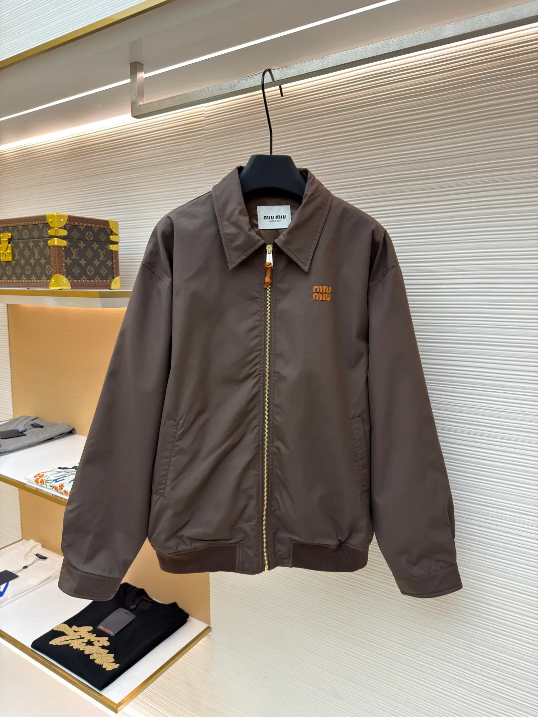MIUMIU stitched logo jacket ●Original version: Purchased and developed for 28400 ●Item number: 1681296-B40 ●Material: moire double-strand mercerized cotton fabric ●Technology: laser burning production ●Color: brown ●Version: fitted version ●Weight: about 520 grams ●Size: 38-40-42-44 ●Description: Custom-dyed moiré double-strand mercerized cotton and uncoated vegetable tanned cowhide, warm and mellow Soft and silky, comfortable and close to the skin, with a retro brown spectrum as the base color, so gentle and layered, the contrast stitching logo on the clothes hides the rebellious elegance of Miu Miu in every stitch and thread. Leather is hidden in the hand sleeves. It is functional and romantic. Rough yet delicate, injecting a sense of ritual of slow life into daily movements. A unique and charming fashion masterpiece came into being. The laser burning process is an advanced process of using laser technology for logo engraving. The laser is projected onto the surface of the material, causing the material to be locally and rapidly heated until it melts. The Miu Miu logo can be formed with precise control of position and shape, using imported machine embroidery technology. Advanced computer control systems and precision mechanical components are used to achieve Miu Miu logo embroidery operations with high precision. The lines are smooth and delicate, and the fabrics have been sand washed. The texture is better, not easy to deform, not easy to shrink, not easy to fade, and maintains long-term beauty. The overall routing of the laser burnt pattern is straight and delicate, the fabric is comfortable and soft, and the color is consistent without color difference. It can be matched with the same style to create a fashionable look and control various occasions. Customized accessories, complete with three standards, same style for men and women!