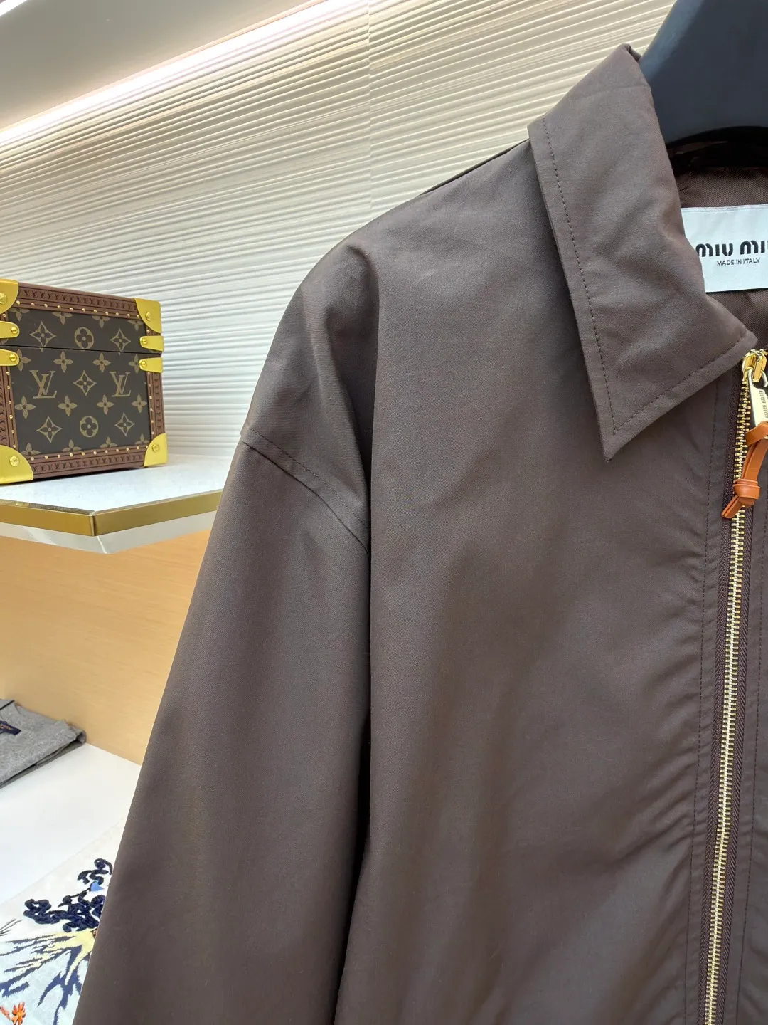MIUMIU stitched logo jacket ●Original version: Purchased and developed for 28400 ●Item number: 1681296-B40 ●Material: moire double-strand mercerized cotton fabric ●Technology: laser burning production ●Color: brown ●Version: fitted version ●Weight: about 520 grams ●Size: 38-40-42-44 ●Description: Custom-dyed moiré double-strand mercerized cotton and uncoated vegetable tanned cowhide, warm and mellow Soft and silky, comfortable and close to the skin, with a retro brown spectrum as the base color, so gentle and layered, the contrast stitching logo on the clothes hides the rebellious elegance of Miu Miu in every stitch and thread. Leather is hidden in the hand sleeves. It is functional and romantic. Rough yet delicate, injecting a sense of ritual of slow life into daily movements. A unique and charming fashion masterpiece came into being. The laser burning process is an advanced process of using laser technology for logo engraving. The laser is projected onto the surface of the material, causing the material to be locally and rapidly heated until it melts. The Miu Miu logo can be formed with precise control of position and shape, using imported machine embroidery technology. Advanced computer control systems and precision mechanical components are used to achieve Miu Miu logo embroidery operations with high precision. The lines are smooth and delicate, and the fabrics have been sand washed. The texture is better, not easy to deform, not easy to shrink, not easy to fade, and maintains long-term beauty. The overall routing of the laser burnt pattern is straight and delicate, the fabric is comfortable and soft, and the color is consistent without color difference. It can be matched with the same style to create a fashionable look and control various occasions. Customized accessories, complete with three standards, same style for men and women!