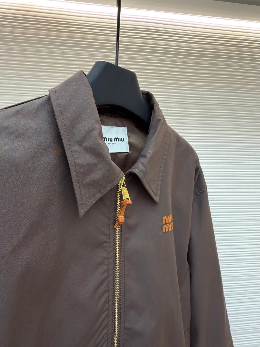 MIUMIU stitched logo jacket ●Original version: Purchased and developed for 28400 ●Item number: 1681296-B40 ●Material: moire double-strand mercerized cotton fabric ●Technology: laser burning production ●Color: brown ●Version: fitted version ●Weight: about 520 grams ●Size: 38-40-42-44 ●Description: Custom-dyed moiré double-strand mercerized cotton and uncoated vegetable tanned cowhide, warm and mellow Soft and silky, comfortable and close to the skin, with a retro brown spectrum as the base color, so gentle and layered, the contrast stitching logo on the clothes hides the rebellious elegance of Miu Miu in every stitch and thread. Leather is hidden in the hand sleeves. It is functional and romantic. Rough yet delicate, injecting a sense of ritual of slow life into daily movements. A unique and charming fashion masterpiece came into being. The laser burning process is an advanced process of using laser technology for logo engraving. The laser is projected onto the surface of the material, causing the material to be locally and rapidly heated until it melts. The Miu Miu logo can be formed with precise control of position and shape, using imported machine embroidery technology. Advanced computer control systems and precision mechanical components are used to achieve Miu Miu logo embroidery operations with high precision. The lines are smooth and delicate, and the fabrics have been sand washed. The texture is better, not easy to deform, not easy to shrink, not easy to fade, and maintains long-term beauty. The overall routing of the laser burnt pattern is straight and delicate, the fabric is comfortable and soft, and the color is consistent without color difference. It can be matched with the same style to create a fashionable look and control various occasions. Customized accessories, complete with three standards, same style for men and women!