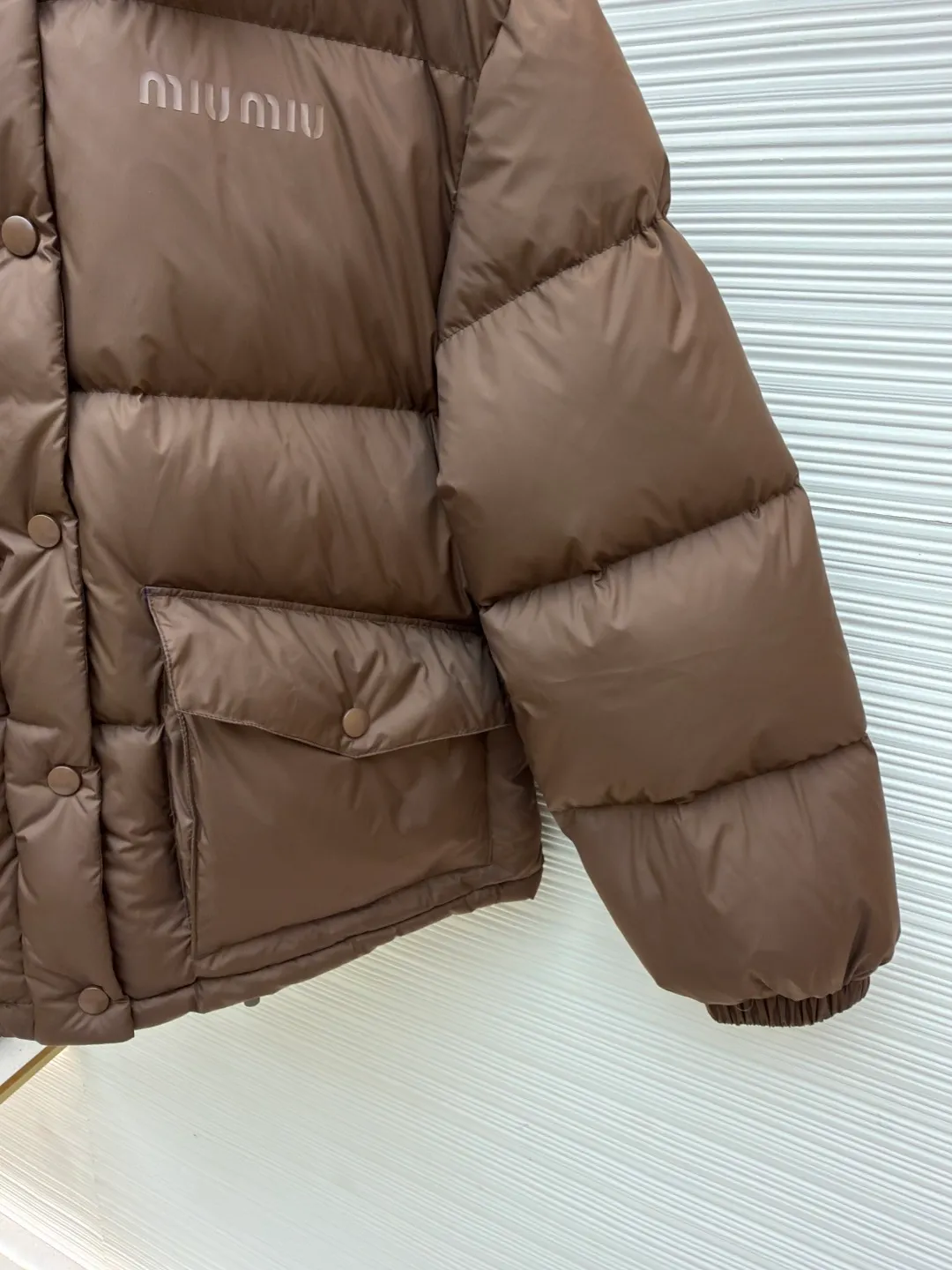 MIUMIU Printed Leather Collar Down Jacket [Women's Clothing] ●Original version: Purchased and developed at 22599 ●Item number: 1681731-D80 ●Fabric: white duck down fabric ●Technology: glue printing ●Color: brown ●Version: fitted version ●Weight: about 680 grams ●Size: 36-38-40 ●Description: Made of technical cocoon fabric, it is close to silk in terms of appearance and comfort. It cleverly combines the comfort and beauty of natural fibers with the strong and durable advantages of synthetic fibers, while avoiding their respective shortcomings. The collar is made of high-quality black leather, which forms a rich visual layering with the body. At the same time, it can maintain a perfect three-dimensional folding state, creating a clear sense of structure. It is more windproof and wear-resistant than cloth. It uses national standard 90 white duck down and has a filling capacity of 230 grams to ensure excellent warmth retention. The down has been strictly screened and processed and is not easy to drill, ensuring durability. The letter pattern is displayed on the breast bag piece through glue printing. The printer scrapes the print 10 times to ensure the printing thickness, forming a micro-three-dimensional convex structure. The scraper pressure is even and the firmness is improved. After being cured at high temperature, the pigment is combined with the fabric fibers and is not easy to fall off due to friction. The overall wiring is straight and delicate, the fabric is comfortable and soft, and the color is consistent without color difference. It can be matched with the same style to create a fashionable look and control various occasions. Customized accessories, complete with three standards, same style for men and women!