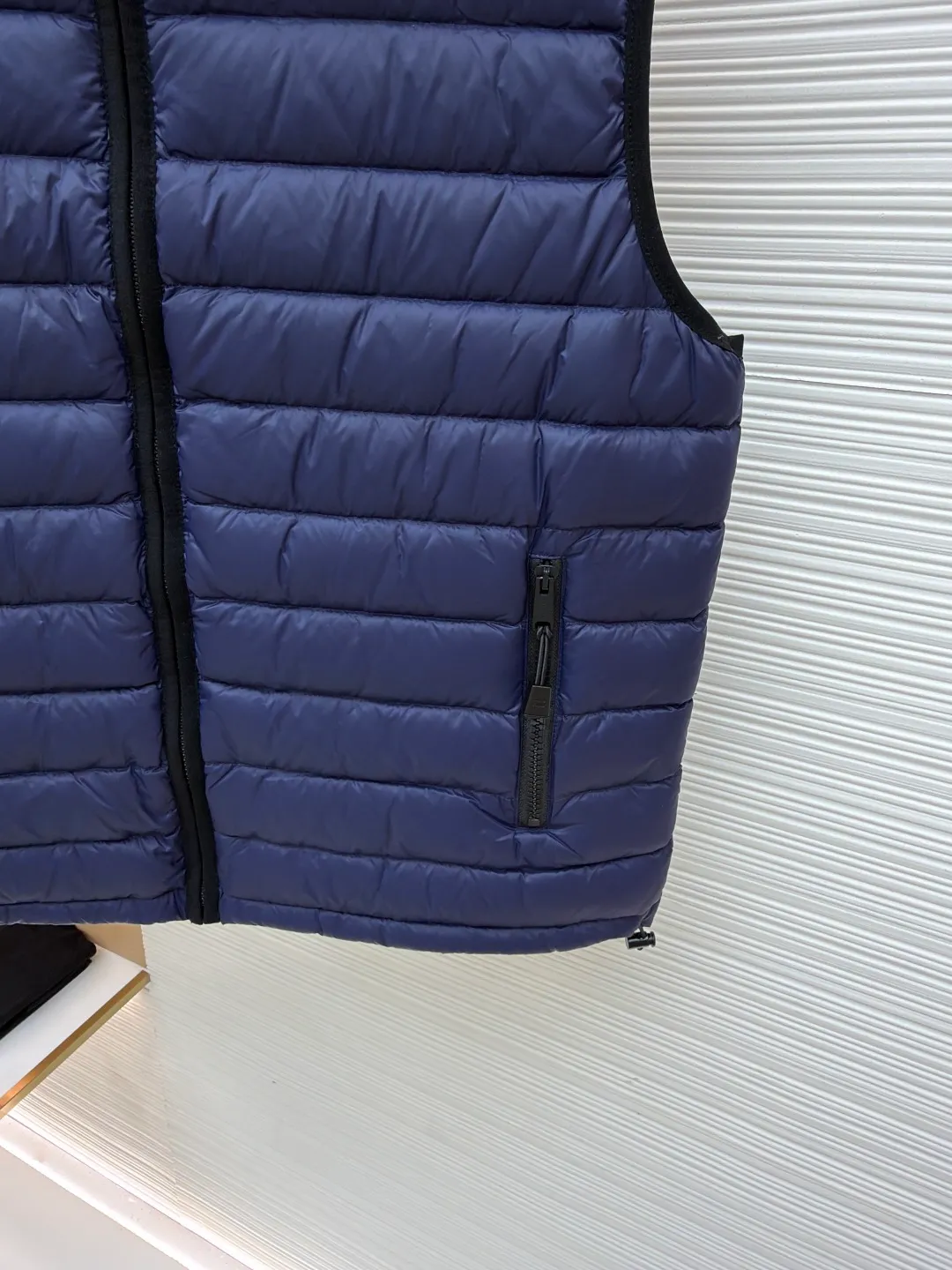 MIUMIU embroidered down vest ●Original version: purchased and developed by 15870 ●Item number: 1681121-B70 ●Fabric: high-quality down fabric ●Technology: embroidery production ●Version: fitted version ●Weight: about 380 grams ●Size: 34-36-38 ●Description: High-end nylon fabric made of high-count polyamide fiber, known for its excellent tensile strength and wear resistance. Its good flexibility makes the fabric less prone to wrinkles and keeps it crisp and stylish for a long time. The tight weave effectively blocks the invasion of cold wind and locks in the warm air generated by the down layer. The high-density nylon surface forms a certain lotus leaf effect, making it difficult for small water droplets to penetrate, keeping the interior dry and effectively extending the service life of the down. It uses 90 national standard high-quality down, with a filling capacity of 140 grams. It has high fluffiness, strong warmth retention, lightness and no burden, and can easily cope with cold weather. Whether it is urban commuting or outdoor leisure, this down jacket has become an indispensable luxury item in the winter wardrobe with its excellent performance and simple design. The logo adopts imported machine embroidery technology, uses advanced computer control systems and precision mechanical components to achieve mimiu embroidery operations, with high precision, smooth and delicate lines. The overall wiring is straight and delicate, the fabric is comfortable and soft, and the color is consistent without color difference. It can be matched with the same style to create a fashionable look and control various occasions. Customized accessories, complete with three standards, same style for men and women!