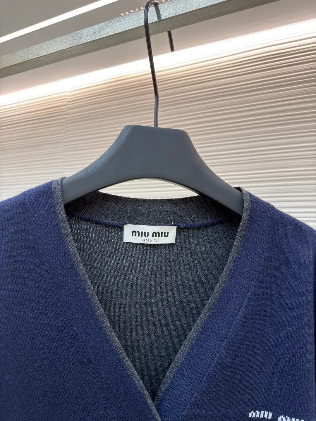 Miu Miu inlaid logo sweater cardigan ●Original version: 32000 purchase and development ●Item number: 1680936-B25 ●Fabric: cashmere mercerized jacket fabric ●Technology: jacquard production ●Version: fitted version ●Weight: about 600 grams ●Size: 40-42-44-46 ●Description: Custom-woven cashmere mercerized jacket, soft and waxy texture, as soft as clouds, comfortable and skin-friendly High-grade gray scale is used to reconstruct the elegant order. Dark gray and tile gray form a subtle dialogue, laying out a sense of advanced layering. The exquisite Miu Miu logo dances on the left chest, making it highly recognizable. The V-neck arc follows ergonomics. The gentle twist of tile gray is hidden on the inside of the neckline. The two-stage ingenious design saves the worry of matching but retains the high-end sense of layering. The sense of high-end exudes from the inside out, and creates an ever-changing style. Made of jacquard tissue imported from Germany. Precisely control the arrangement and interweaving of yarns. Carefully interweave the Miu Miu logo jacquard art pattern inlay on the loom. The fabric is more vivid and three-dimensional, with double weaving and shaping composite technology. Use a special weaving method to simultaneously weave two layers of fabrics. Cashmere is woven into the upper section and silk is woven into the lower section. Precise stitching operation is performed to achieve a two-stage design. Flat and tight, and the garment is washed with soft and odor-removing technology. Professional washing equipment and specific detergents are used. Deep cleans and deodorizes clothes to improve their feel and appearance. The overall wiring is straight and delicate, the fabric is comfortable and soft, and the color is consistent without color difference. It can be matched with the same style to create a fashionable look and control various occasions. Customized accessories, complete with three standards, same style for men and women!