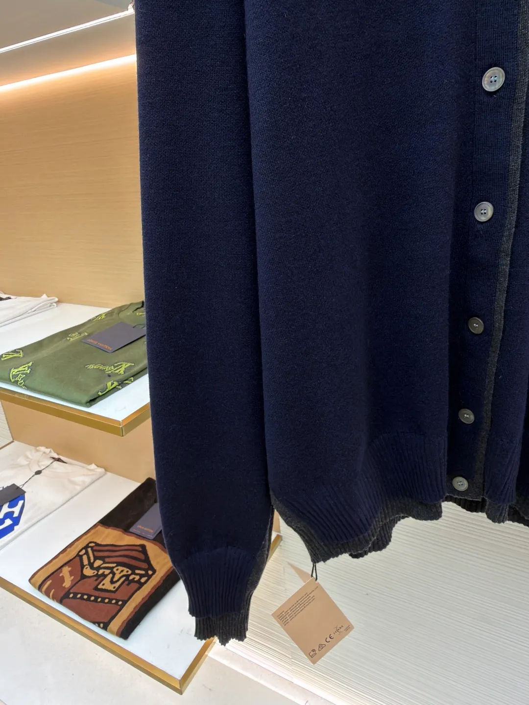 Miu Miu inlaid logo sweater cardigan ●Original version: 32000 purchase and development ●Item number: 1680936-B25 ●Fabric: cashmere mercerized jacket fabric ●Technology: jacquard production ●Version: fitted version ●Weight: about 600 grams ●Size: 40-42-44-46 ●Description: Custom-woven cashmere mercerized jacket, soft and waxy texture, as soft as clouds, comfortable and skin-friendly High-grade gray scale is used to reconstruct the elegant order. Dark gray and tile gray form a subtle dialogue, laying out a sense of advanced layering. The exquisite Miu Miu logo dances on the left chest, making it highly recognizable. The V-neck arc follows ergonomics. The gentle twist of tile gray is hidden on the inside of the neckline. The two-stage ingenious design saves the worry of matching but retains the high-end sense of layering. The sense of high-end exudes from the inside out, and creates an ever-changing style. Made of jacquard tissue imported from Germany. Precisely control the arrangement and interweaving of yarns. Carefully interweave the Miu Miu logo jacquard art pattern inlay on the loom. The fabric is more vivid and three-dimensional, with double weaving and shaping composite technology. Use a special weaving method to simultaneously weave two layers of fabrics. Cashmere is woven into the upper section and silk is woven into the lower section. Precise stitching operation is performed to achieve a two-stage design. Flat and tight, and the garment is washed with soft and odor-removing technology. Professional washing equipment and specific detergents are used. Deep cleans and deodorizes clothes to improve their feel and appearance. The overall wiring is straight and delicate, the fabric is comfortable and soft, and the color is consistent without color difference. It can be matched with the same style to create a fashionable look and control various occasions. Customized accessories, complete with three standards, same style for men and women!