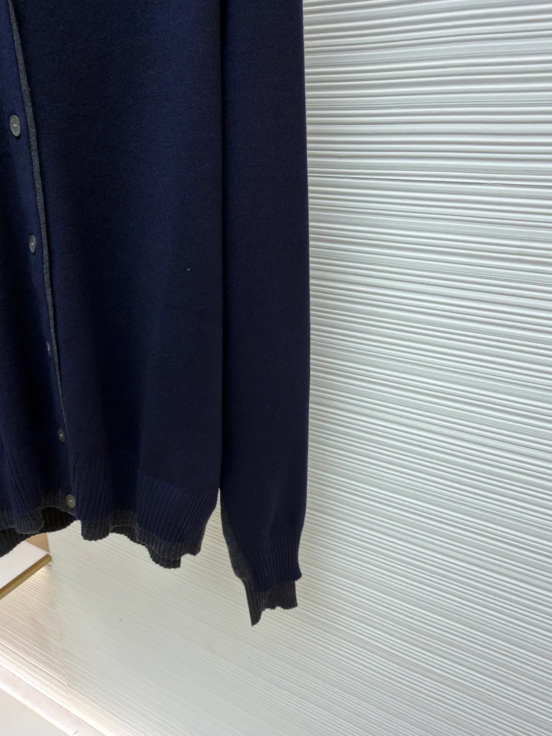 Miu Miu inlaid logo sweater cardigan ●Original version: 32000 purchase and development ●Item number: 1680936-B25 ●Fabric: cashmere mercerized jacket fabric ●Technology: jacquard production ●Version: fitted version ●Weight: about 600 grams ●Size: 40-42-44-46 ●Description: Custom-woven cashmere mercerized jacket, soft and waxy texture, as soft as clouds, comfortable and skin-friendly High-grade gray scale is used to reconstruct the elegant order. Dark gray and tile gray form a subtle dialogue, laying out a sense of advanced layering. The exquisite Miu Miu logo dances on the left chest, making it highly recognizable. The V-neck arc follows ergonomics. The gentle twist of tile gray is hidden on the inside of the neckline. The two-stage ingenious design saves the worry of matching but retains the high-end sense of layering. The sense of high-end exudes from the inside out, and creates an ever-changing style. Made of jacquard tissue imported from Germany. Precisely control the arrangement and interweaving of yarns. Carefully interweave the Miu Miu logo jacquard art pattern inlay on the loom. The fabric is more vivid and three-dimensional, with double weaving and shaping composite technology. Use a special weaving method to simultaneously weave two layers of fabrics. Cashmere is woven into the upper section and silk is woven into the lower section. Precise stitching operation is performed to achieve a two-stage design. Flat and tight, and the garment is washed with soft and odor-removing technology. Professional washing equipment and specific detergents are used. Deep cleans and deodorizes clothes to improve their feel and appearance. The overall wiring is straight and delicate, the fabric is comfortable and soft, and the color is consistent without color difference. It can be matched with the same style to create a fashionable look and control various occasions. Customized accessories, complete with three standards, same style for men and women!