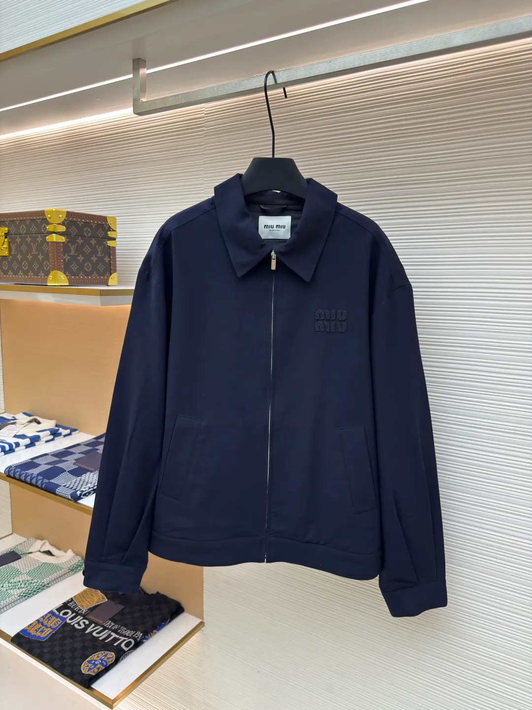 MIUMIU shirt jacket ●Authentic product: Purchased and developed by 18979 ●Item number: 1680394-B30 ●Fabric: ribbed fabric ●Technology: made on positioning cutting machine ●Type: fitted version ●Weight: about 625 grams ●Size: S-M-L-XL ●Description: Men's clothing item that is both fashionable and practical Featuring a simple yet stylish design, this jacket features a unisex, loose fit with a relaxed, languid accent. Its design is simple and elegant, easy to match with various clothing, whether it is casual wear or formal wear, so it has high wearability. In terms of color, it adopts navy blue dark style, which is not only stain-resistant and easy to care for, but also shows a mature and stable masculine temperament. In addition, as an internationally renowned luxury brand, MIUMIU also has strict control over the materials and craftsmanship of its men's jackets. Usually high-quality fabrics and fine workmanship are used to ensure that each product can achieve the best wearing experience. The overall wiring is straight and delicate, the fabric is comfortable and soft, and the color is consistent without color difference. It can be matched with the same style to create a fashionable look and control various occasions. Customized accessories, complete with three standards, same style for men and women!