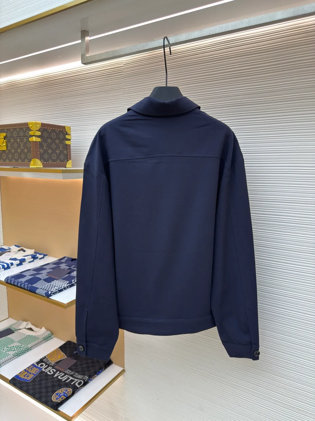 MIUMIU shirt jacket ●Authentic product: Purchased and developed by 18979 ●Item number: 1680394-B30 ●Fabric: ribbed fabric ●Technology: made on positioning cutting machine ●Type: fitted version ●Weight: about 625 grams ●Size: S-M-L-XL ●Description: Men's clothing item that is both fashionable and practical Featuring a simple yet stylish design, this jacket features a unisex, loose fit with a relaxed, languid accent. Its design is simple and elegant, easy to match with various clothing, whether it is casual wear or formal wear, so it has high wearability. In terms of color, it adopts navy blue dark style, which is not only stain-resistant and easy to care for, but also shows a mature and stable masculine temperament. In addition, as an internationally renowned luxury brand, MIUMIU also has strict control over the materials and craftsmanship of its men's jackets. Usually high-quality fabrics and fine workmanship are used to ensure that each product can achieve the best wearing experience. The overall wiring is straight and delicate, the fabric is comfortable and soft, and the color is consistent without color difference. It can be matched with the same style to create a fashionable look and control various occasions. Customized accessories, complete with three standards, same style for men and women!