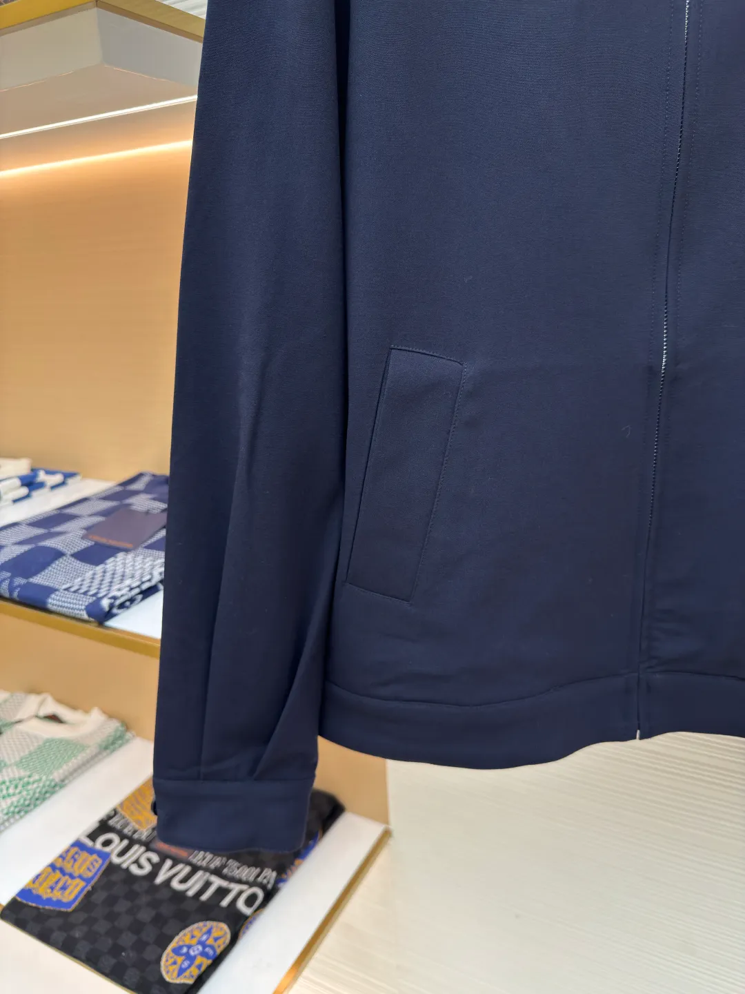 MIUMIU shirt jacket ●Authentic product: Purchased and developed by 18979 ●Item number: 1680394-B30 ●Fabric: ribbed fabric ●Technology: made on positioning cutting machine ●Type: fitted version ●Weight: about 625 grams ●Size: S-M-L-XL ●Description: Men's clothing item that is both fashionable and practical Featuring a simple yet stylish design, this jacket features a unisex, loose fit with a relaxed, languid accent. Its design is simple and elegant, easy to match with various clothing, whether it is casual wear or formal wear, so it has high wearability. In terms of color, it adopts navy blue dark style, which is not only stain-resistant and easy to care for, but also shows a mature and stable masculine temperament. In addition, as an internationally renowned luxury brand, MIUMIU also has strict control over the materials and craftsmanship of its men's jackets. Usually high-quality fabrics and fine workmanship are used to ensure that each product can achieve the best wearing experience. The overall wiring is straight and delicate, the fabric is comfortable and soft, and the color is consistent without color difference. It can be matched with the same style to create a fashionable look and control various occasions. Customized accessories, complete with three standards, same style for men and women!