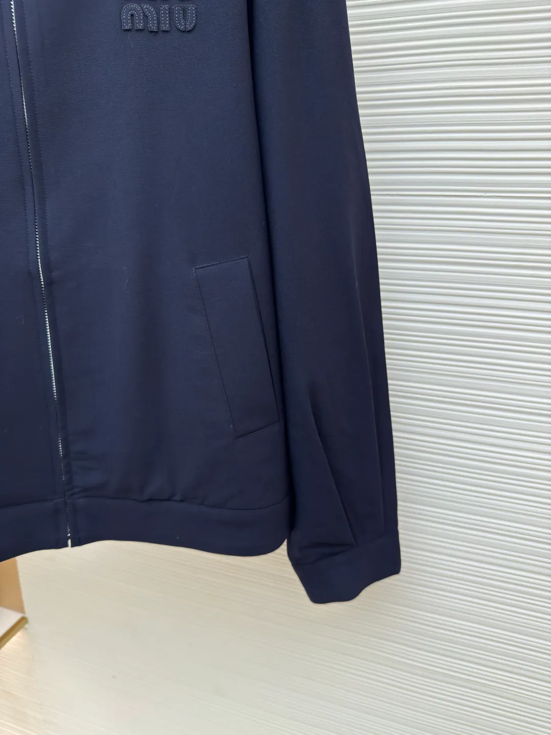 MIUMIU shirt jacket ●Authentic product: Purchased and developed by 18979 ●Item number: 1680394-B30 ●Fabric: ribbed fabric ●Technology: made on positioning cutting machine ●Type: fitted version ●Weight: about 625 grams ●Size: S-M-L-XL ●Description: Men's clothing item that is both fashionable and practical Featuring a simple yet stylish design, this jacket features a unisex, loose fit with a relaxed, languid accent. Its design is simple and elegant, easy to match with various clothing, whether it is casual wear or formal wear, so it has high wearability. In terms of color, it adopts navy blue dark style, which is not only stain-resistant and easy to care for, but also shows a mature and stable masculine temperament. In addition, as an internationally renowned luxury brand, MIUMIU also has strict control over the materials and craftsmanship of its men's jackets. Usually high-quality fabrics and fine workmanship are used to ensure that each product can achieve the best wearing experience. The overall wiring is straight and delicate, the fabric is comfortable and soft, and the color is consistent without color difference. It can be matched with the same style to create a fashionable look and control various occasions. Customized accessories, complete with three standards, same style for men and women!