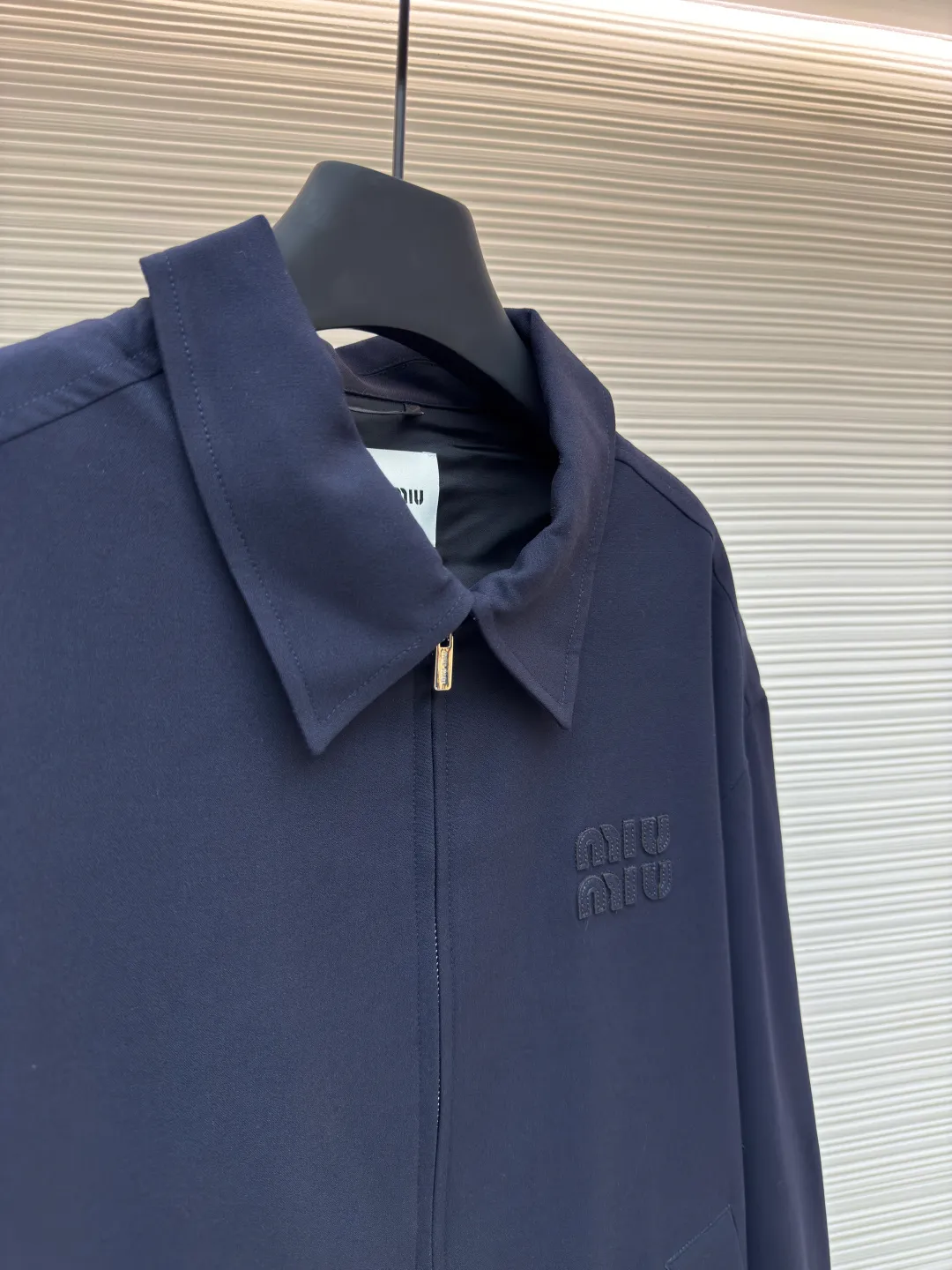 MIUMIU shirt jacket ●Authentic product: Purchased and developed by 18979 ●Item number: 1680394-B30 ●Fabric: ribbed fabric ●Technology: made on positioning cutting machine ●Type: fitted version ●Weight: about 625 grams ●Size: S-M-L-XL ●Description: Men's clothing item that is both fashionable and practical Featuring a simple yet stylish design, this jacket features a unisex, loose fit with a relaxed, languid accent. Its design is simple and elegant, easy to match with various clothing, whether it is casual wear or formal wear, so it has high wearability. In terms of color, it adopts navy blue dark style, which is not only stain-resistant and easy to care for, but also shows a mature and stable masculine temperament. In addition, as an internationally renowned luxury brand, MIUMIU also has strict control over the materials and craftsmanship of its men's jackets. Usually high-quality fabrics and fine workmanship are used to ensure that each product can achieve the best wearing experience. The overall wiring is straight and delicate, the fabric is comfortable and soft, and the color is consistent without color difference. It can be matched with the same style to create a fashionable look and control various occasions. Customized accessories, complete with three standards, same style for men and women!