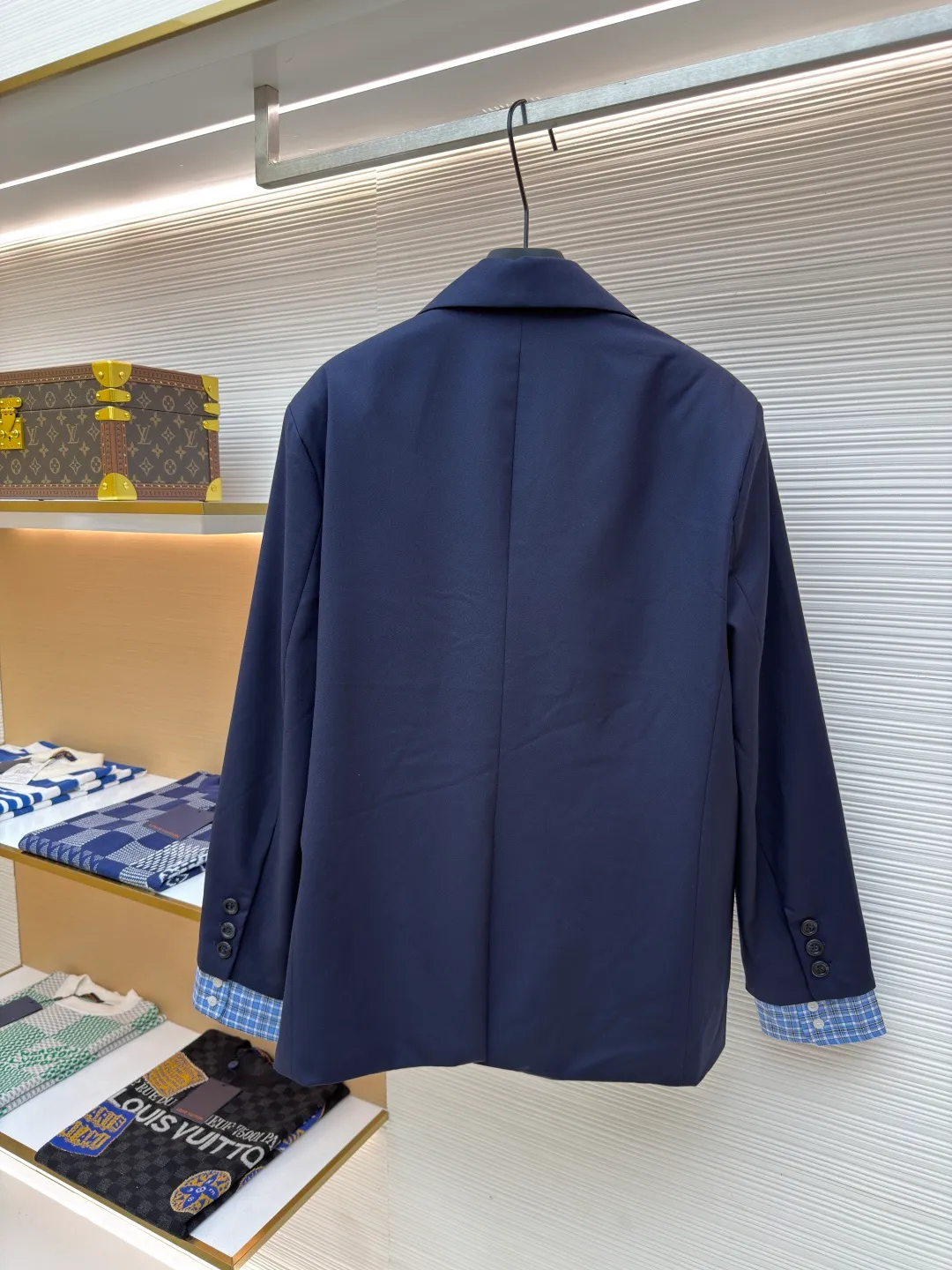 MIUMIU patch-sleeve wool suit ●Authentic product: Purchased and developed for 28900 ●Item number: 1680200-B90 ●Fabric: wool fabric ●Technology: splicing ●Version: fitted version ●Weight: about 725 grams ●Size: 40-42-44-46 ●Description: Original fabric custom-made, blended with 100% wool fabric, navy blue tailor-dyed fabric treated with blue light It is full of high-end feel, and the plaid fabric that focuses on the sleeves is also custom-made with yarn dyeing. There is no difference in the size of the plaid. The workmanship of the suit is super cumbersome. The craftsmanship and procedures lead to the combination of the padding and the ironing of the bone positions, which need to be repeatedly ironed in the semi-finished product. The overall wiring is straight and delicate, the fabric is comfortable and soft, and the color is consistent without color difference. It can be matched with the same style to create a fashionable look and control various occasions. Customized accessories, complete with three standards, same style for men and women!