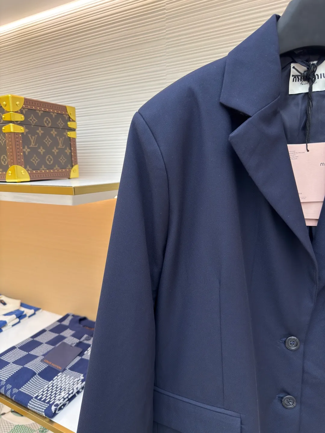 MIUMIU patch-sleeve wool suit ●Authentic product: Purchased and developed for 28900 ●Item number: 1680200-B90 ●Fabric: wool fabric ●Technology: splicing ●Version: fitted version ●Weight: about 725 grams ●Size: 40-42-44-46 ●Description: Original fabric custom-made, blended with 100% wool fabric, navy blue tailor-dyed fabric treated with blue light It is full of high-end feel, and the plaid fabric that focuses on the sleeves is also custom-made with yarn dyeing. There is no difference in the size of the plaid. The workmanship of the suit is super cumbersome. The craftsmanship and procedures lead to the combination of the padding and the ironing of the bone positions, which need to be repeatedly ironed in the semi-finished product. The overall wiring is straight and delicate, the fabric is comfortable and soft, and the color is consistent without color difference. It can be matched with the same style to create a fashionable look and control various occasions. Customized accessories, complete with three standards, same style for men and women!
